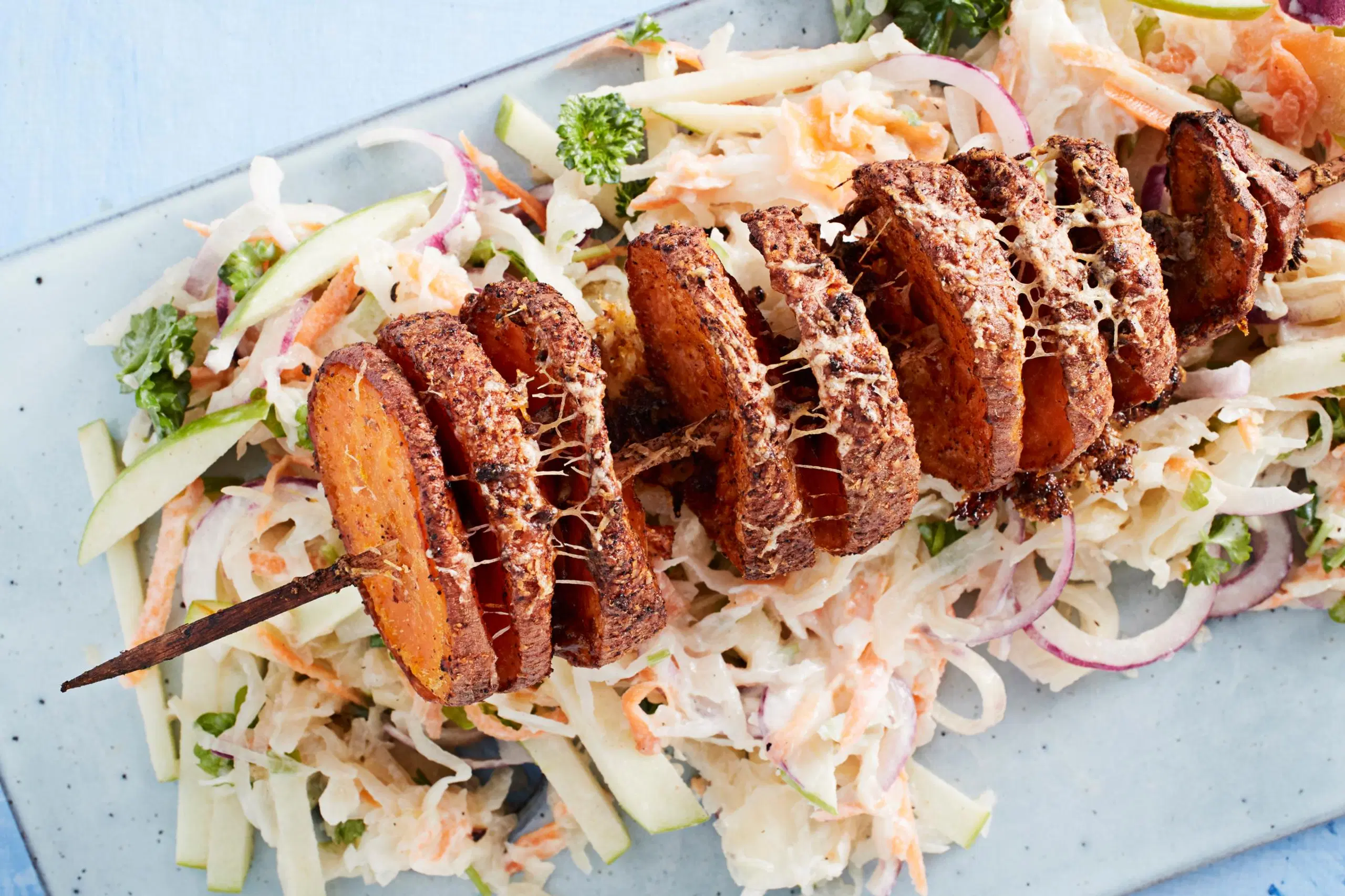 Bataattihyrrä ja hapankaali-omenaslaw