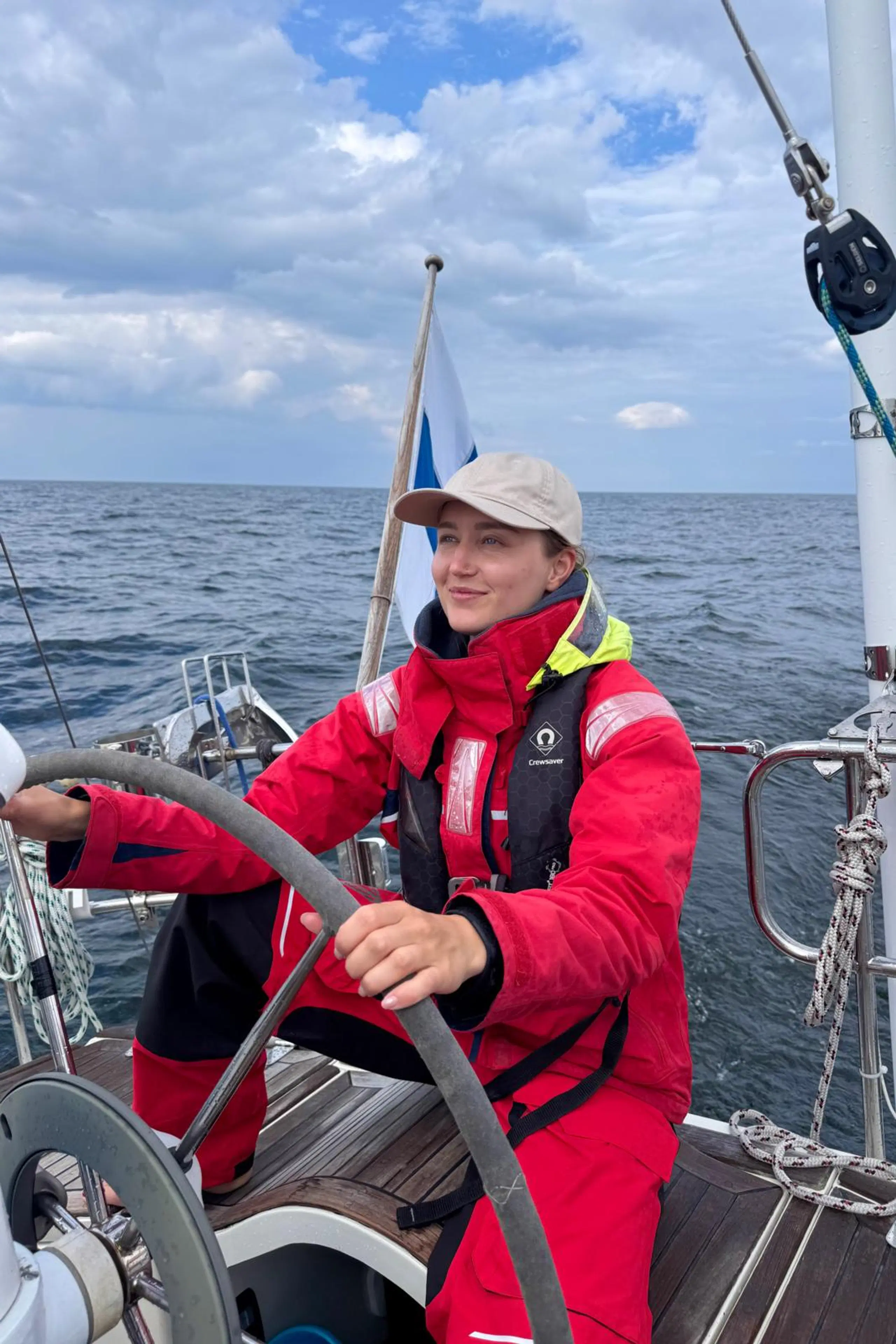 Kaisa Somerpalo ohjaa purjevenettä