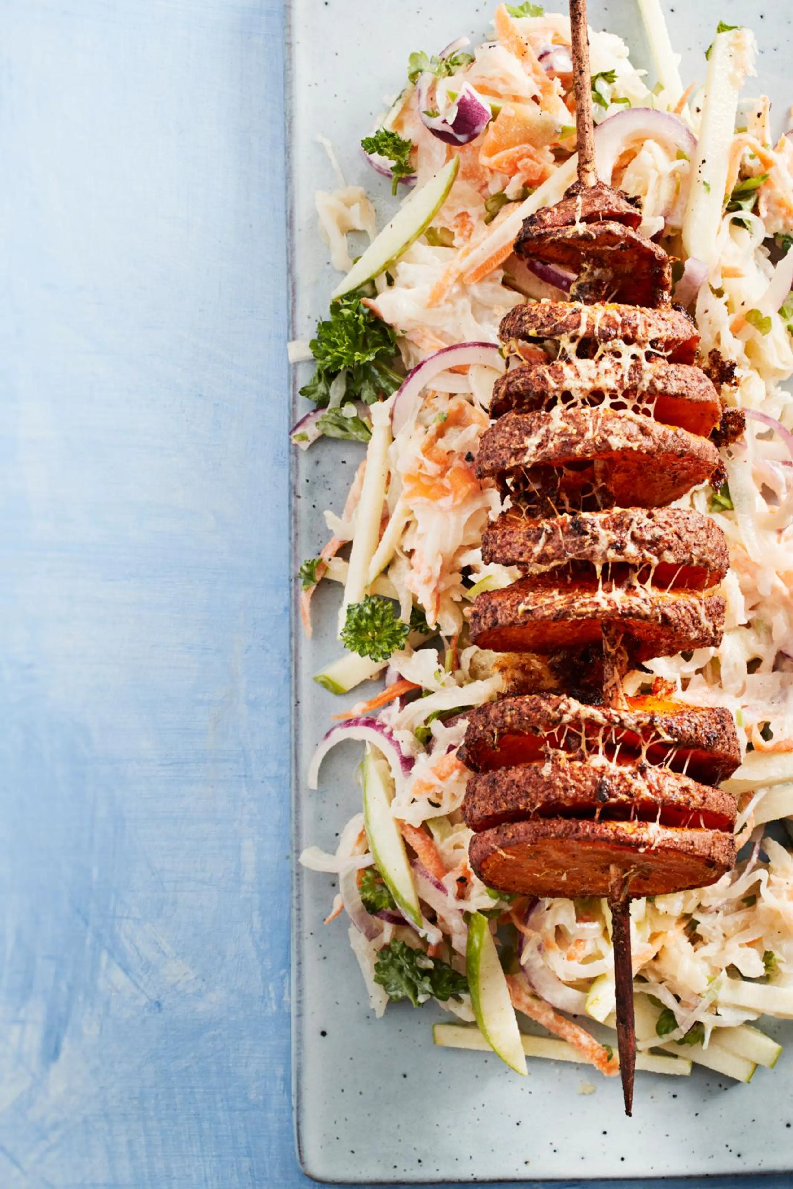 Bataattihyrrä ja hapankaali-omenaslaw