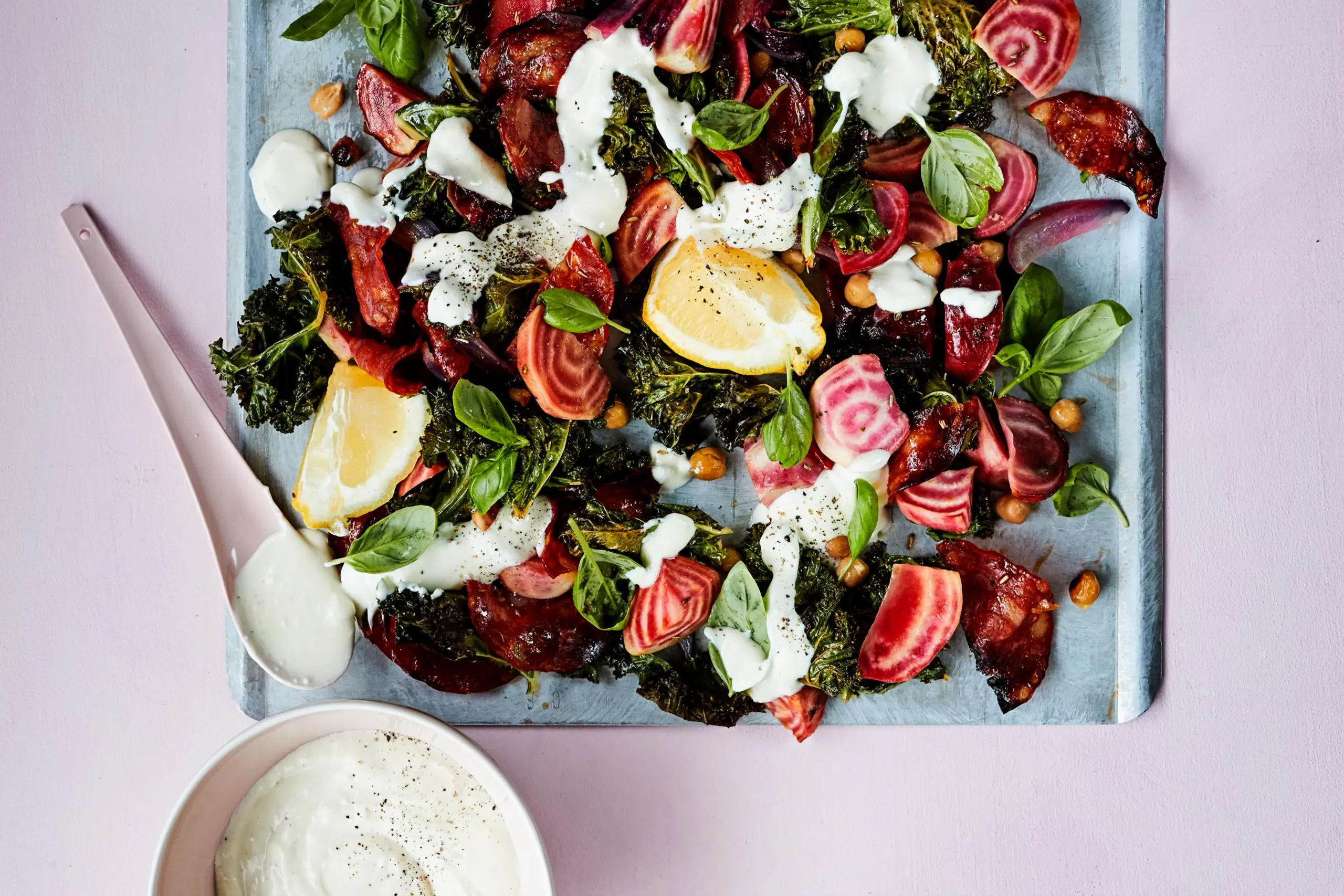 Lämmin raitajuuri-chorizosalaatti