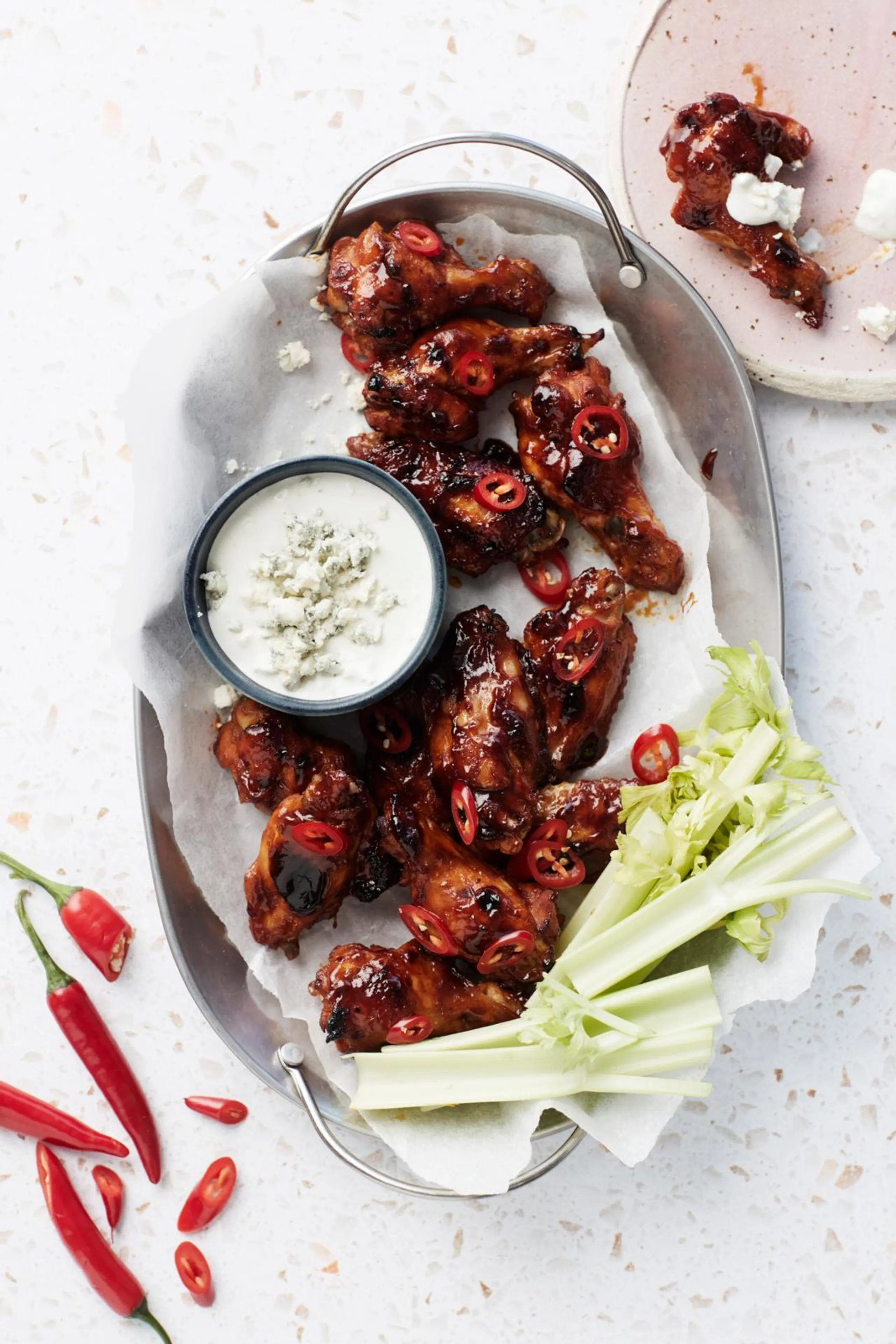 Tuliset wingsit ja sinihomejuustodippi