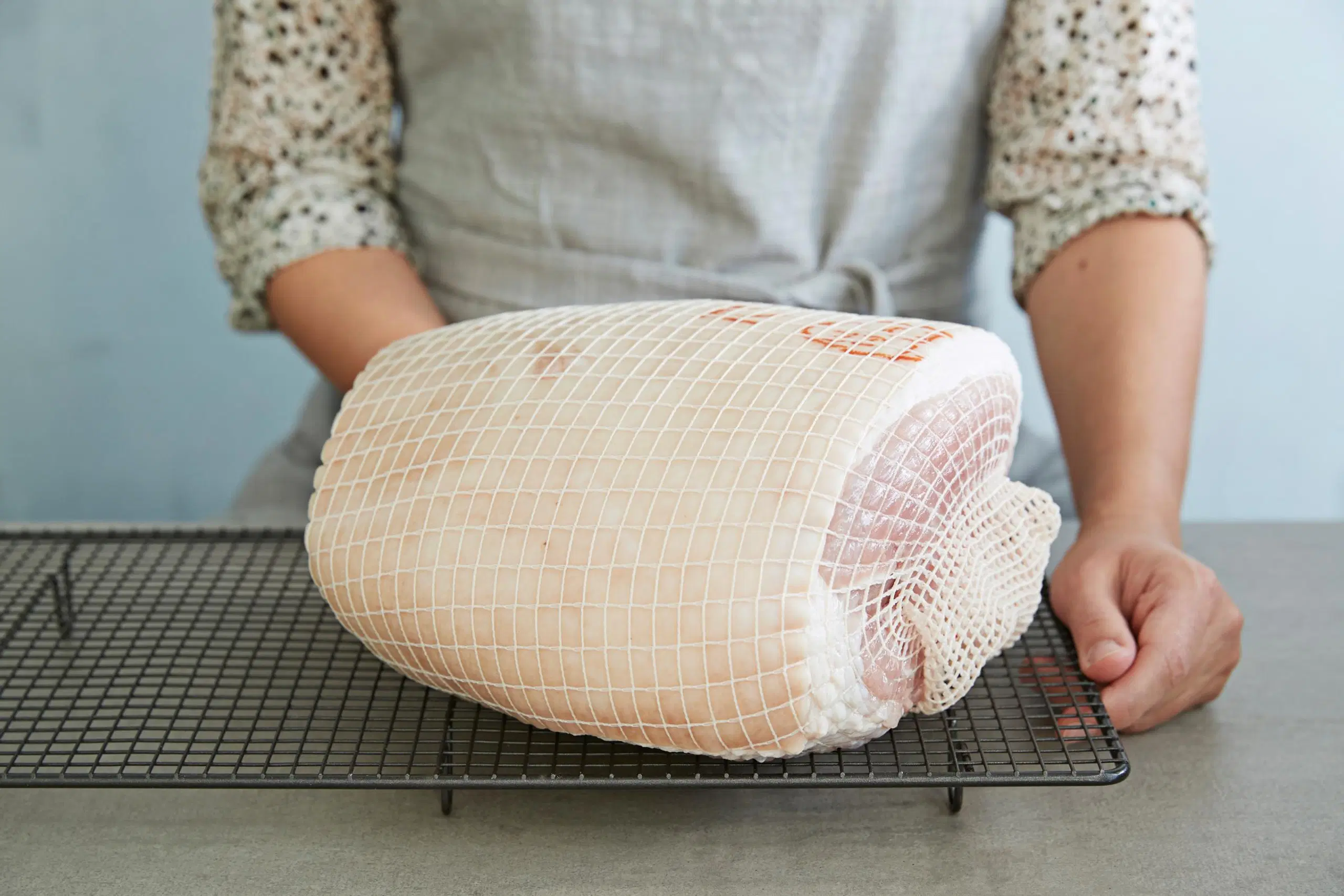 Raaka joulukinkku ritilä päällä