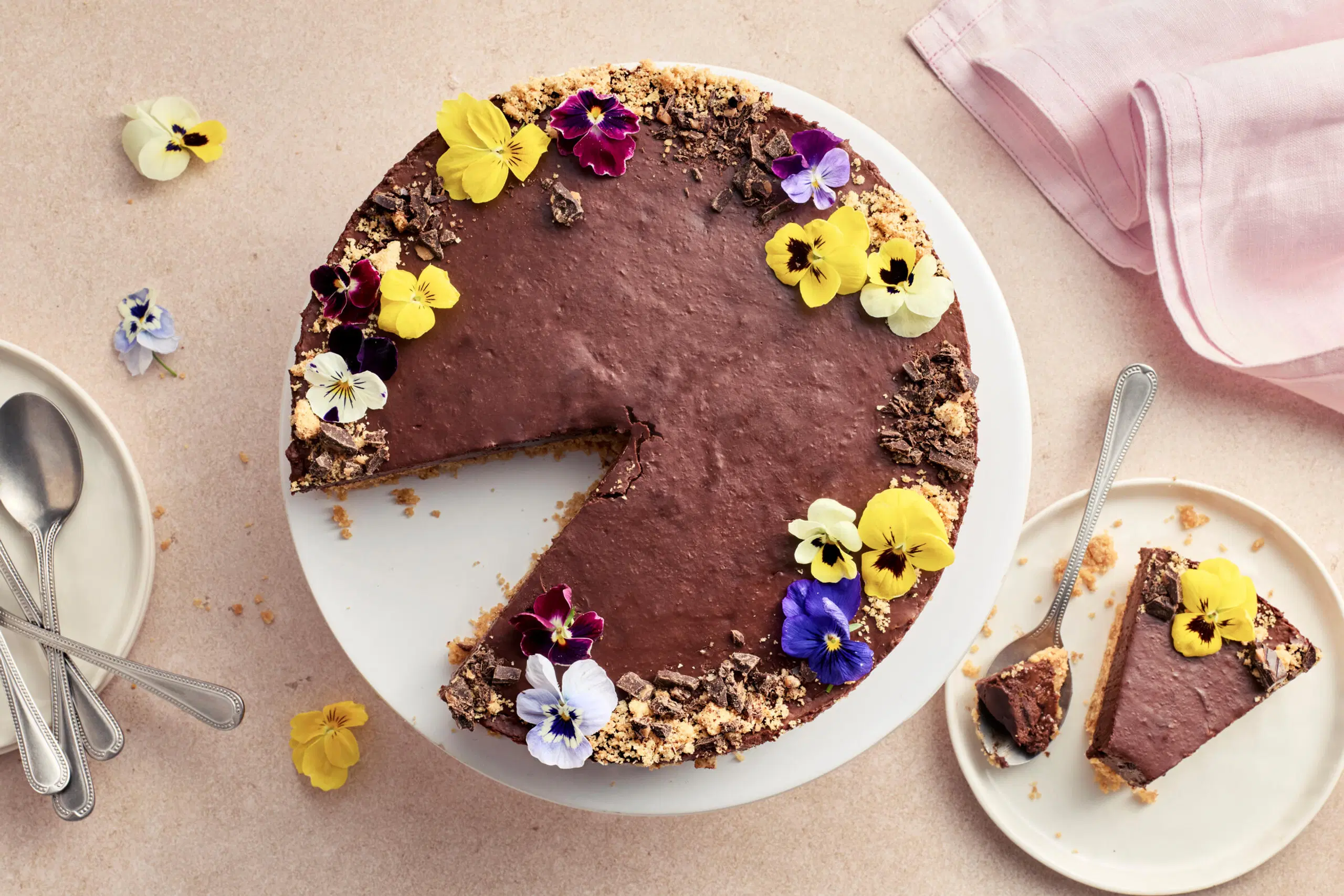 Neljän aineksen suklaa-persikkakakku