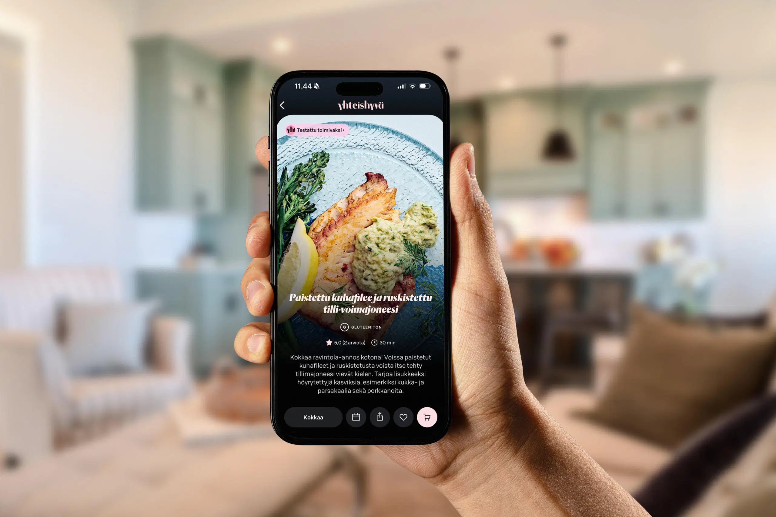 Käsi pitelee puhelinta, jossa näkyy Yhteishyvä Ruoka -sovelluksen reseptejä