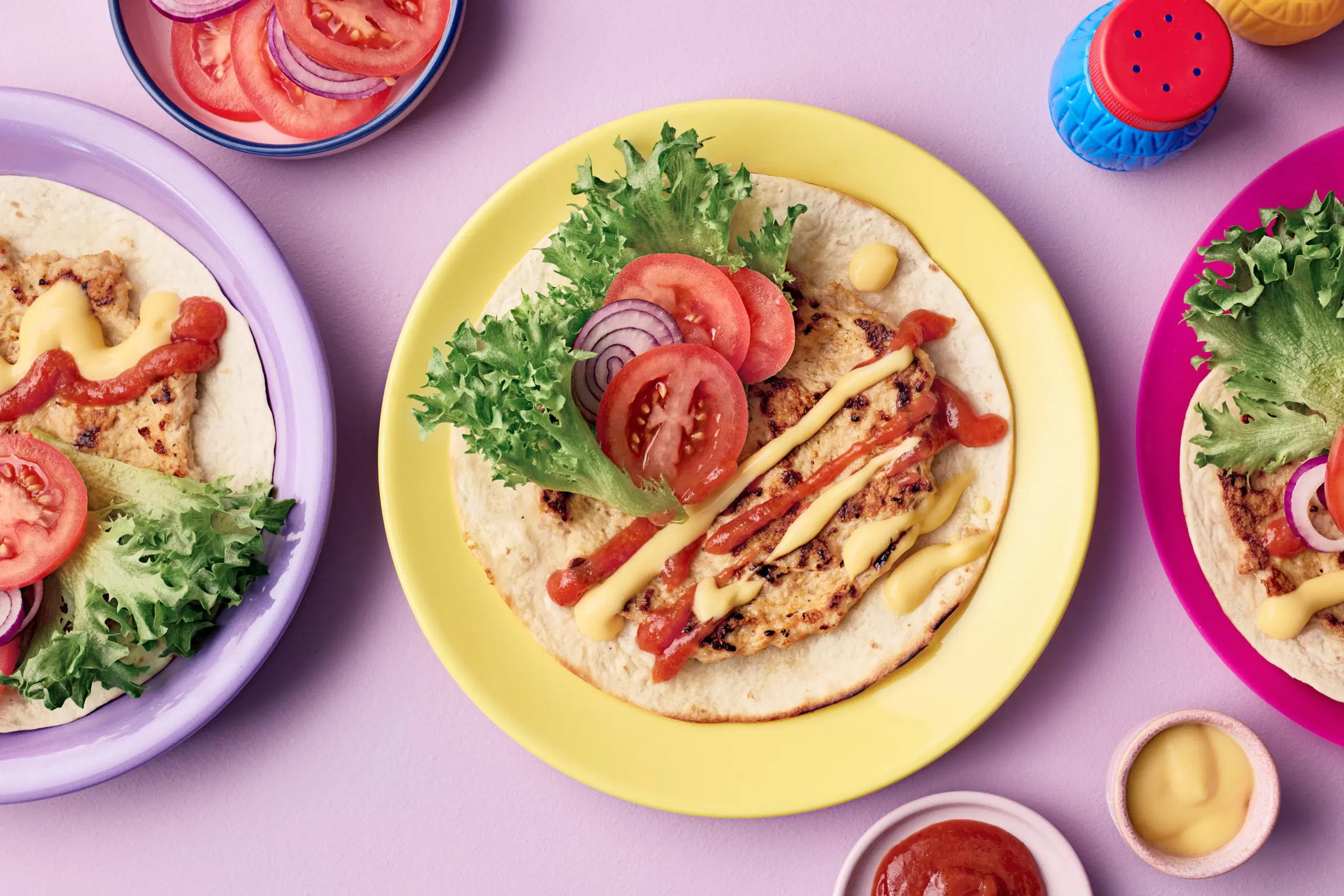 Texmex-tortillaburgeri lautasella.