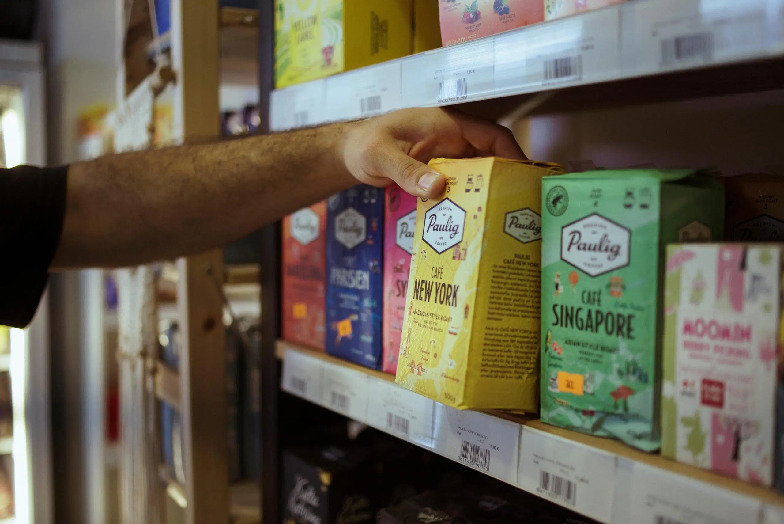 Kahvipaketteja hyllyssä