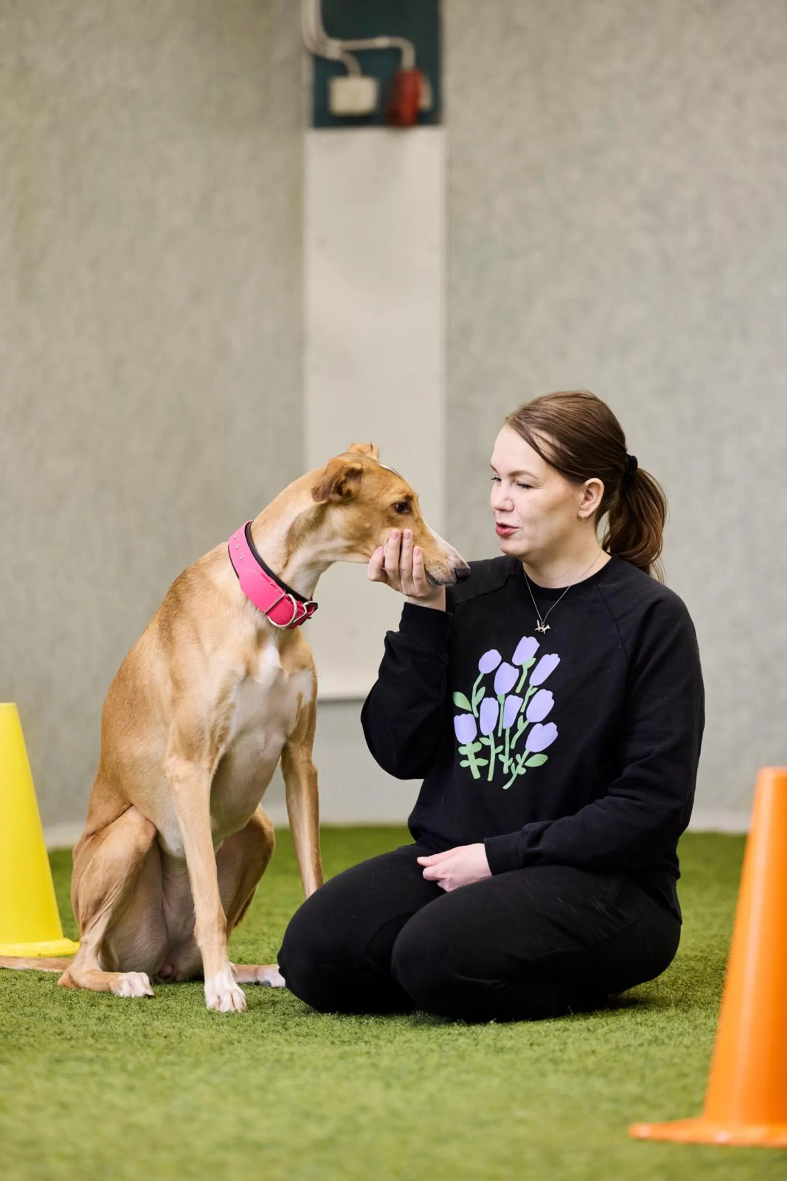 Jenni Kettusalo koiransa kanssa 