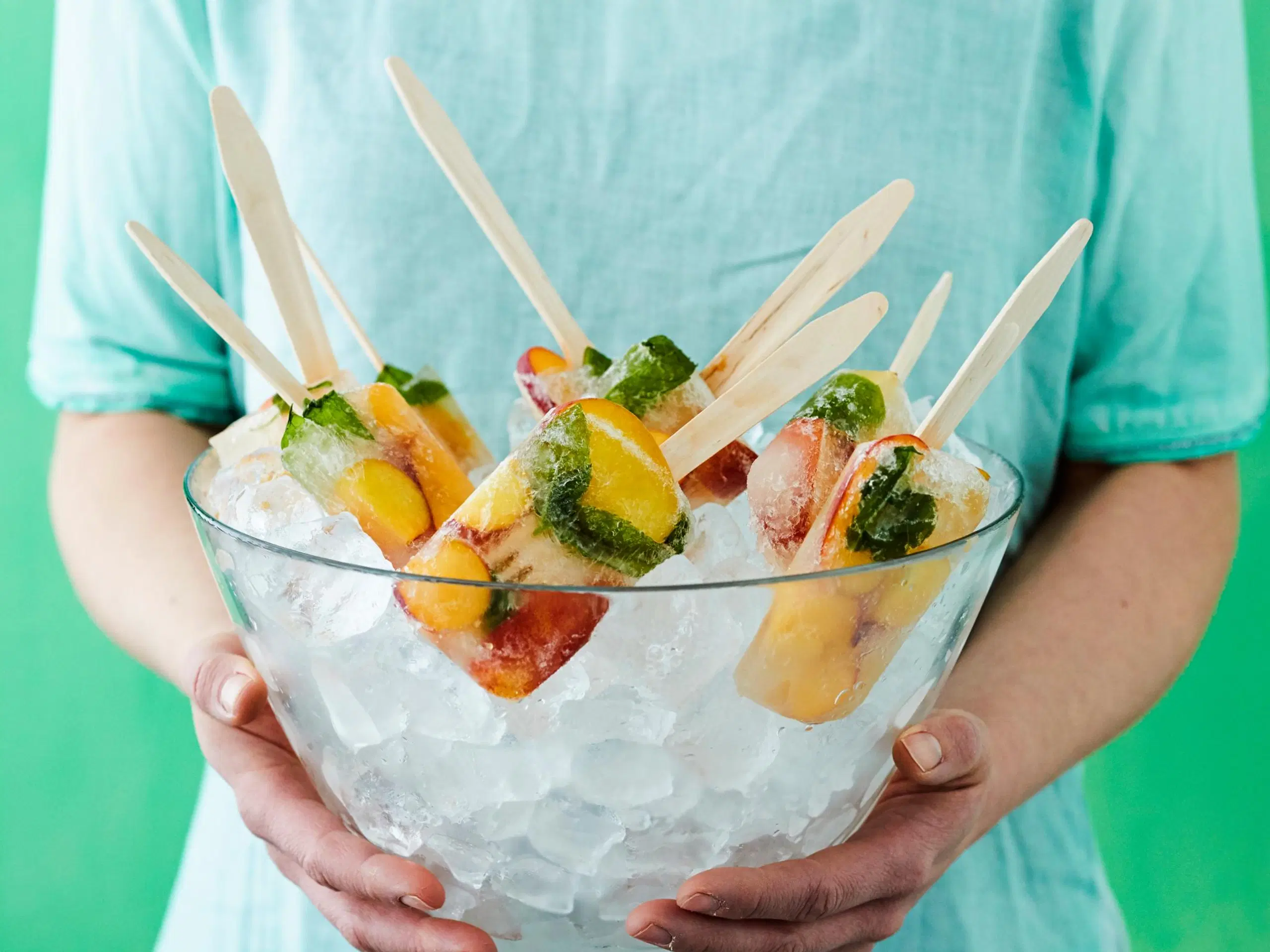 Kuohuviini-persikkamehujäät kulhossa