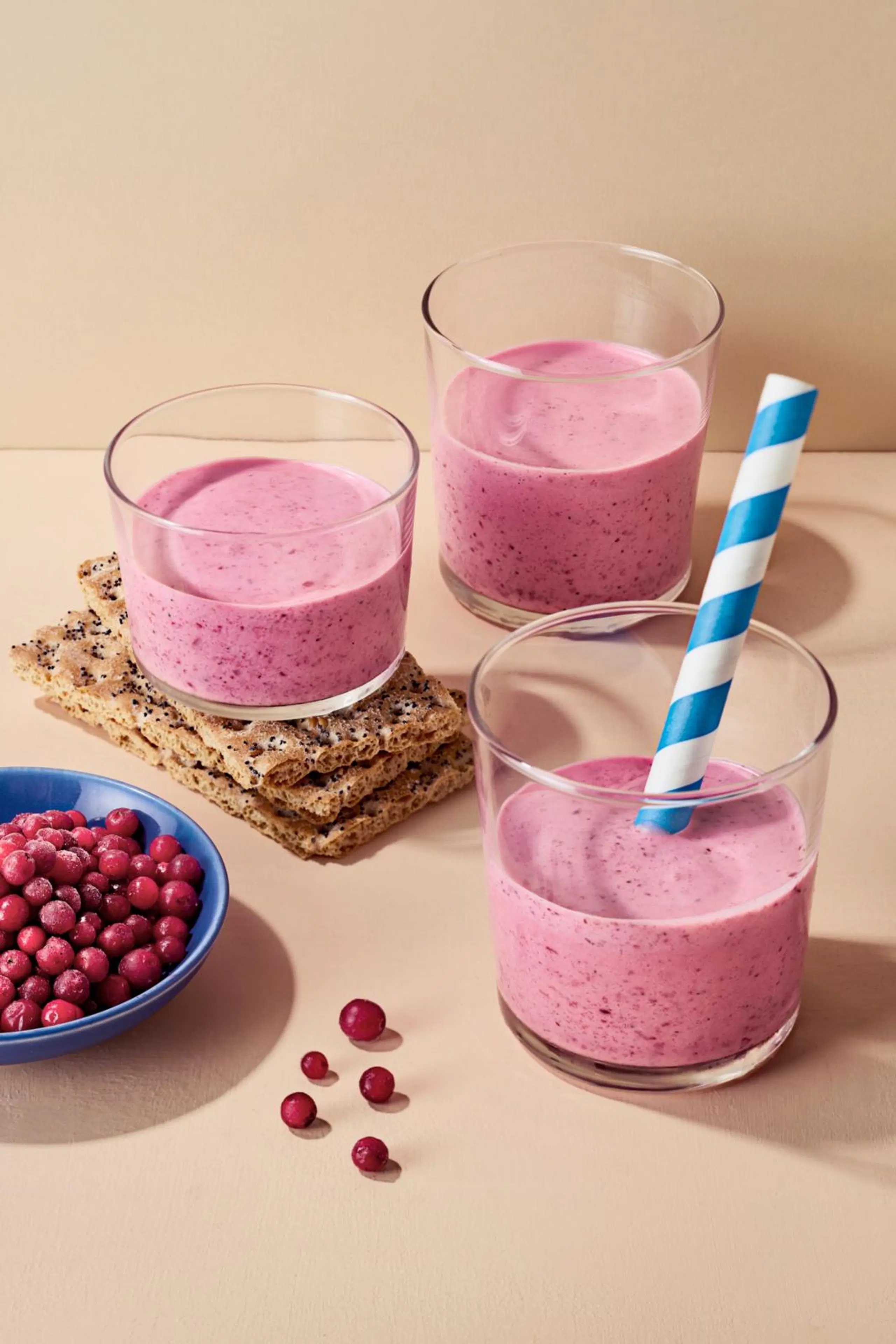 Puolukkasmoothieta laseissa.