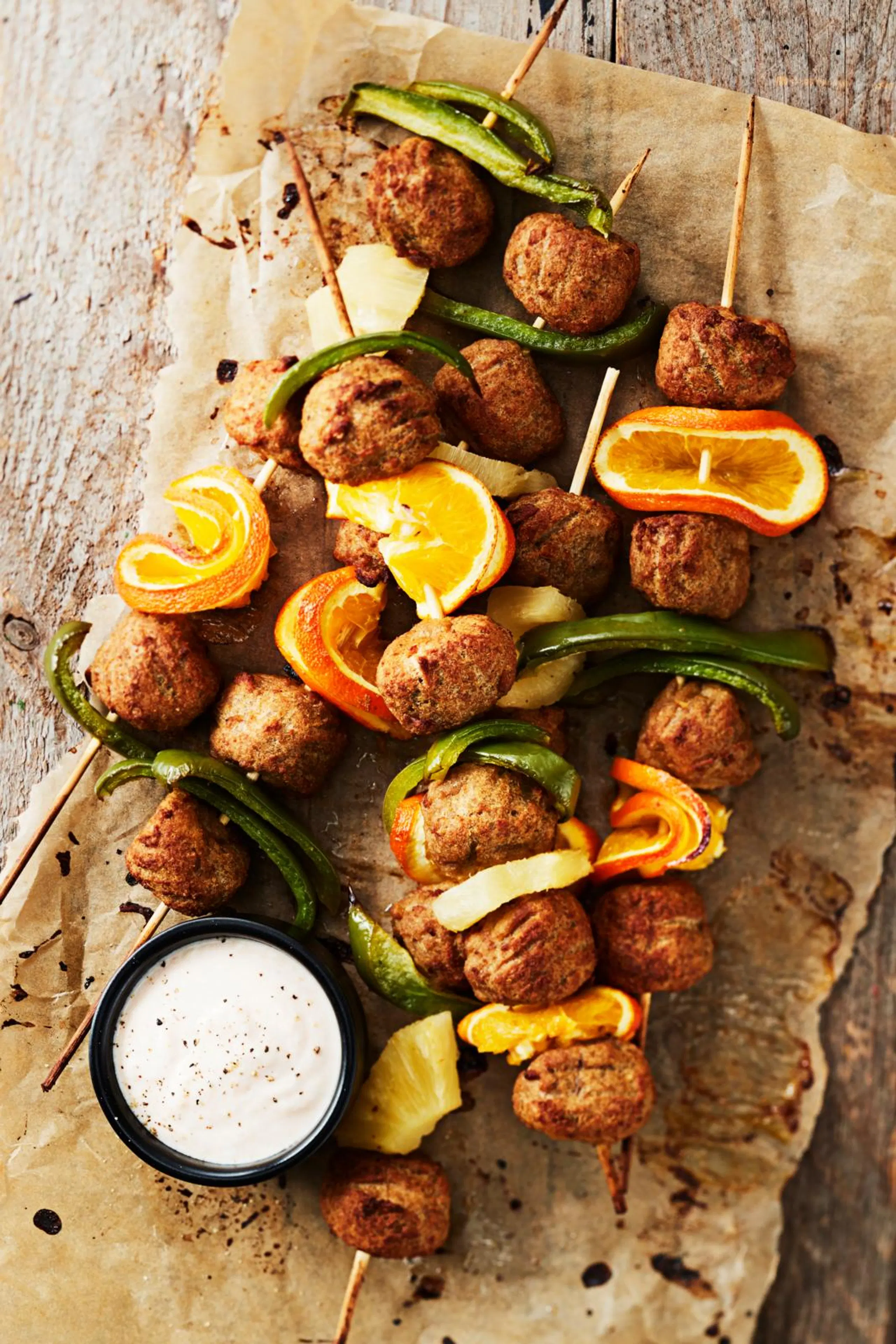 Broileripyörykkävartaat ja helppo dippi