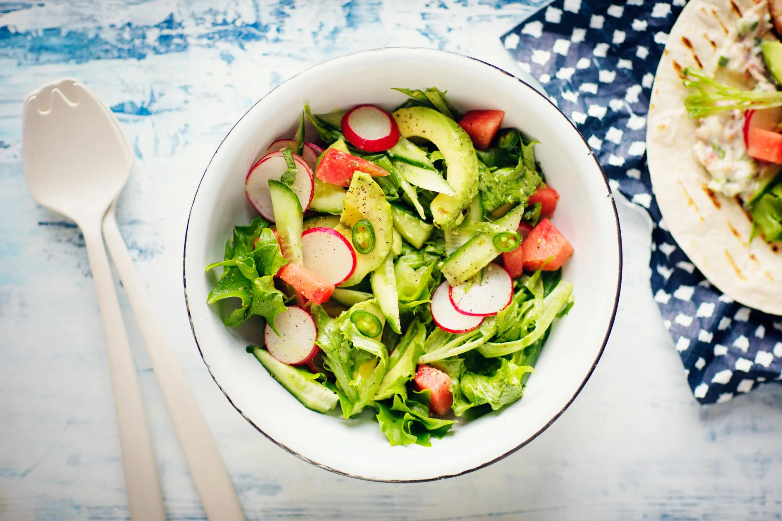 Avokado-retiisisalaatti