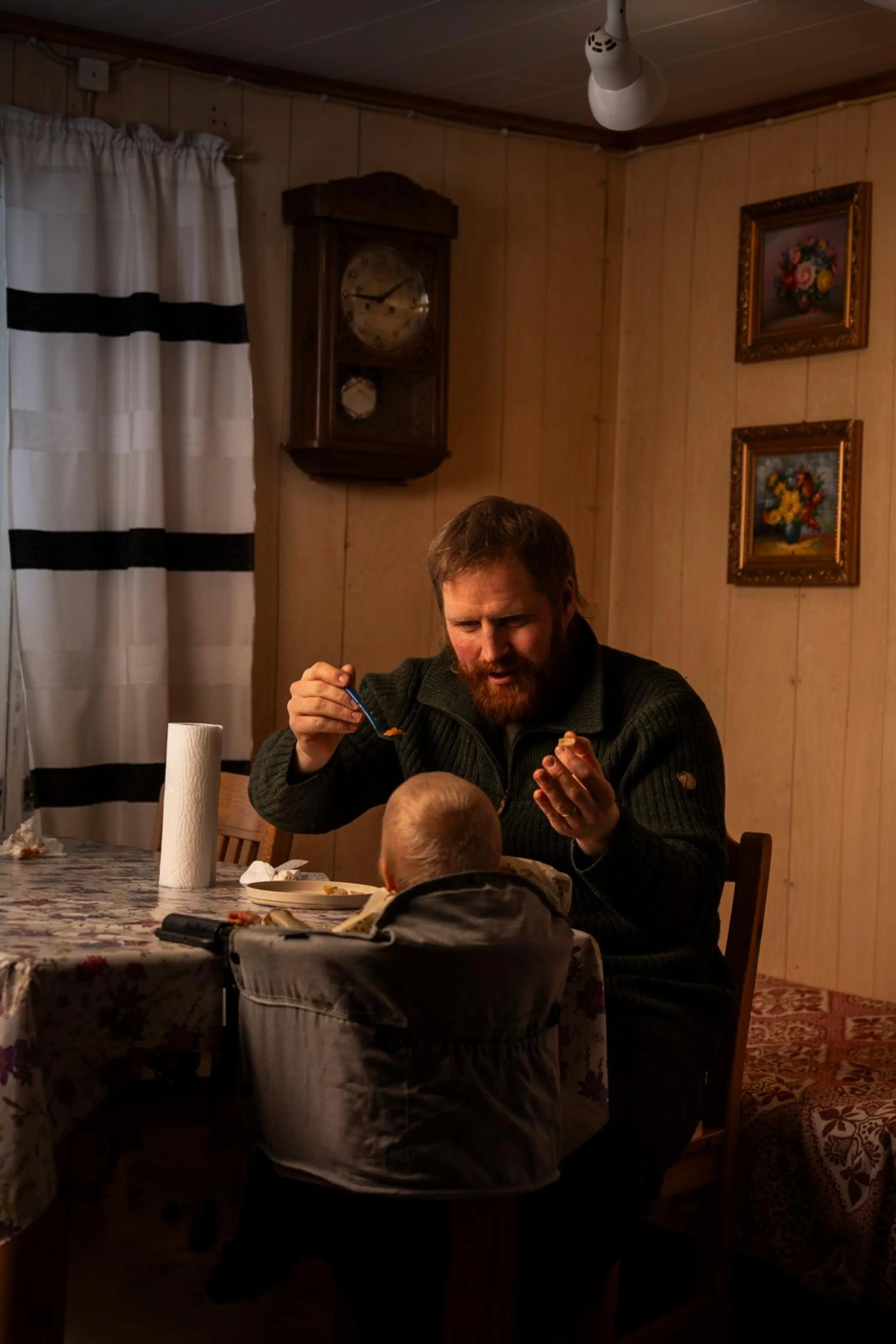 Tommi Manninen syöttää lastaan