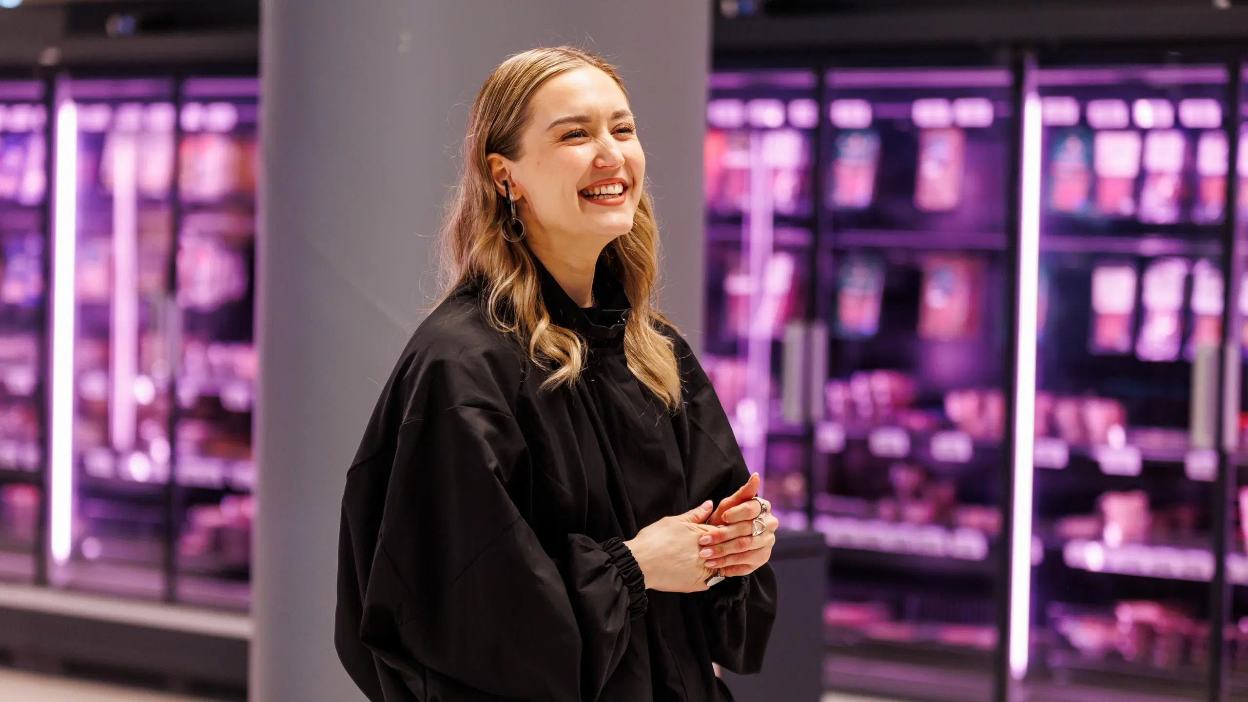 Hymyilevä Kaisa Somerpalo ruokakaupassa