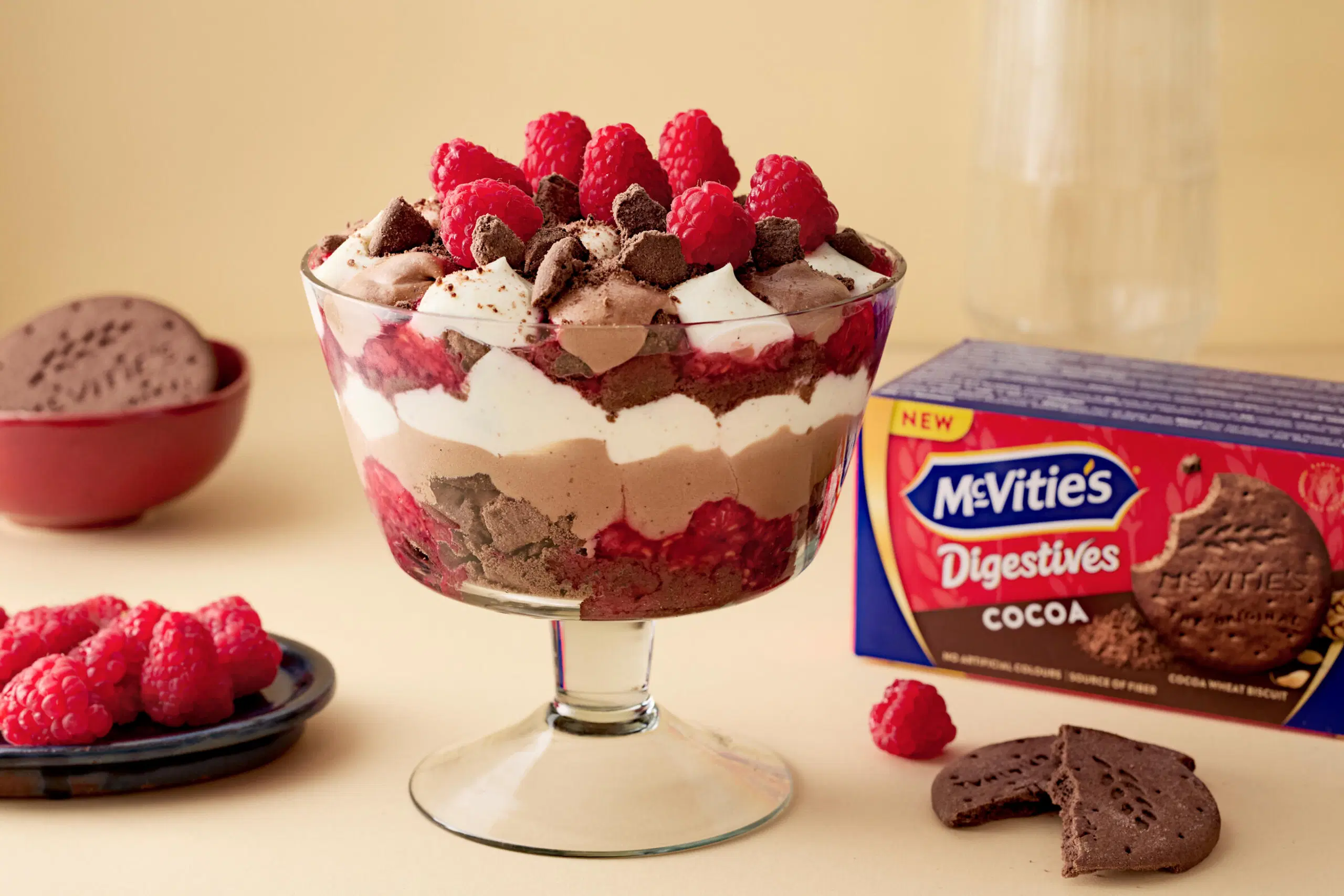 Suklaa-vadelmatrifle ja McVities digestive cocoa -keksit, vaaka.
