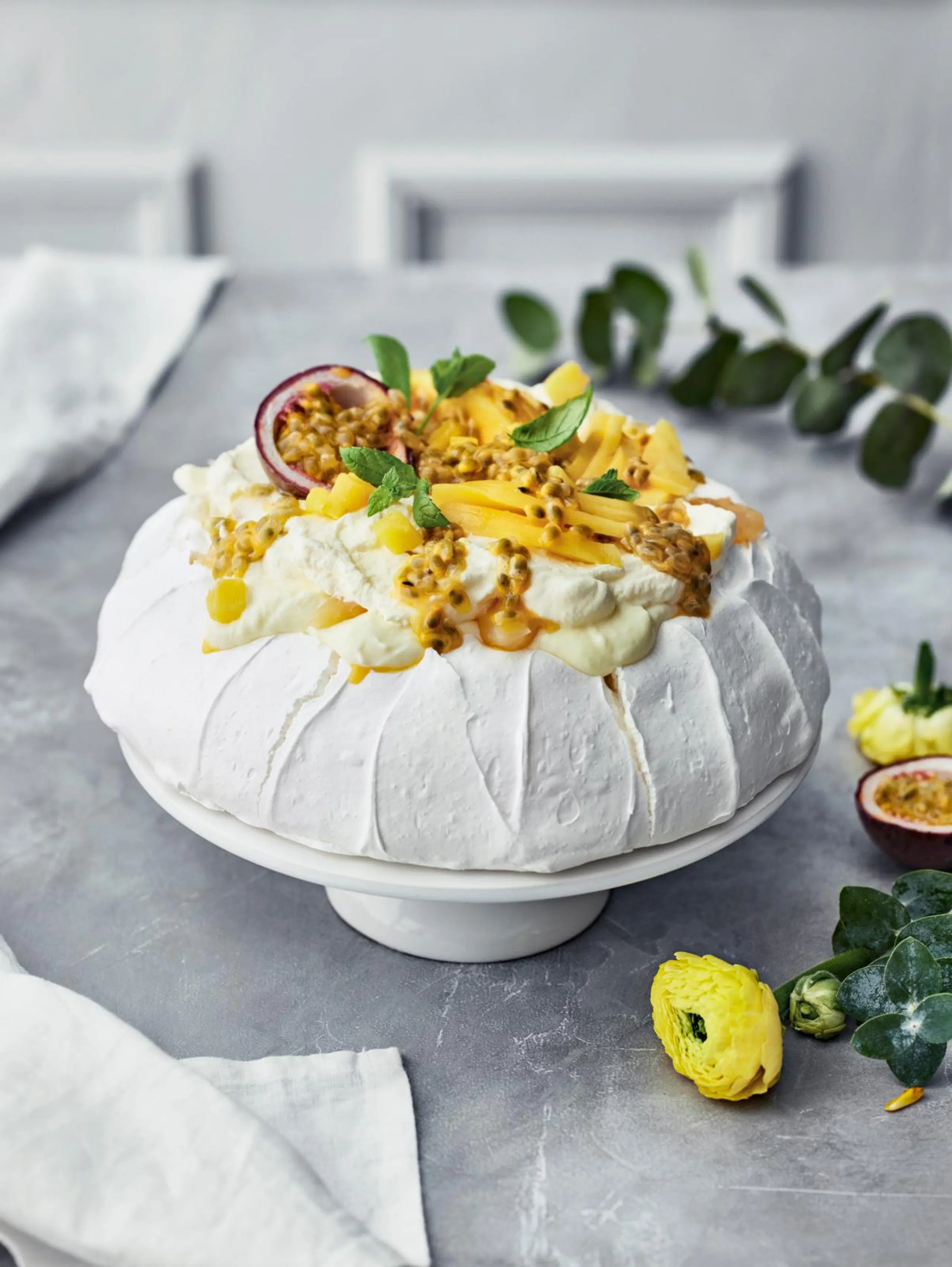 Pavlova mangolla ja passionhedelmällä