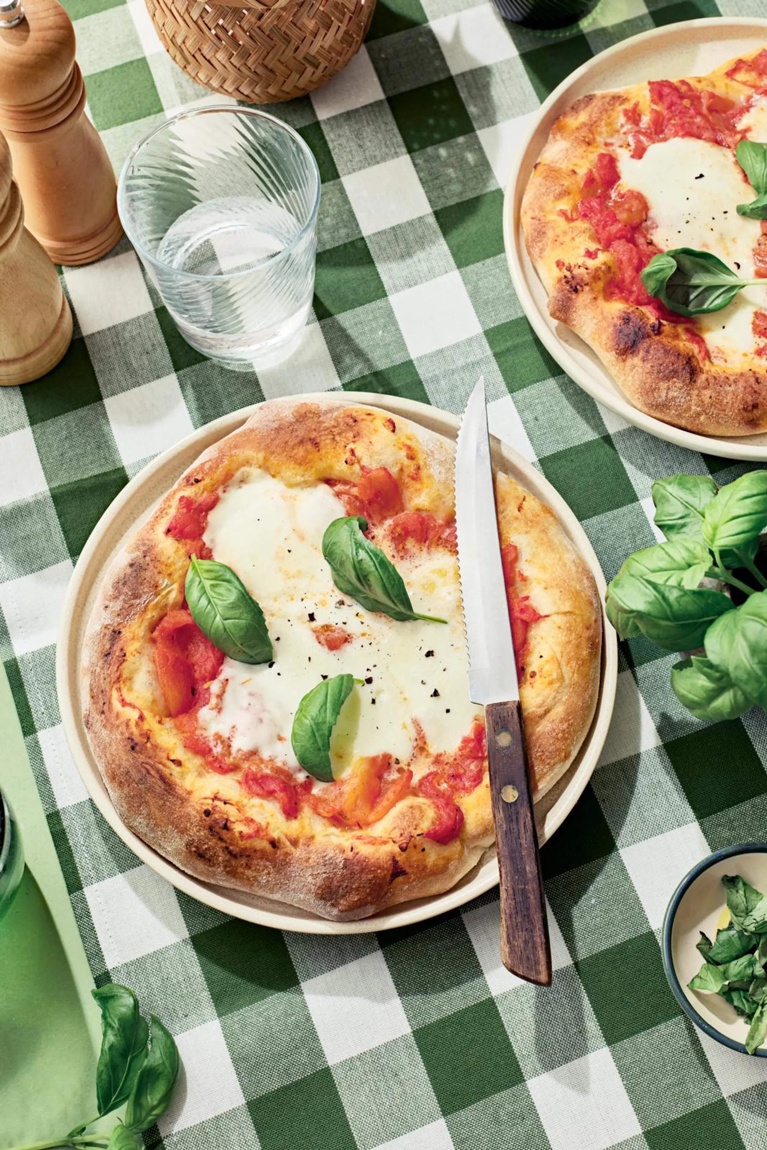 Napolilainen pizza Margherita lautasella.