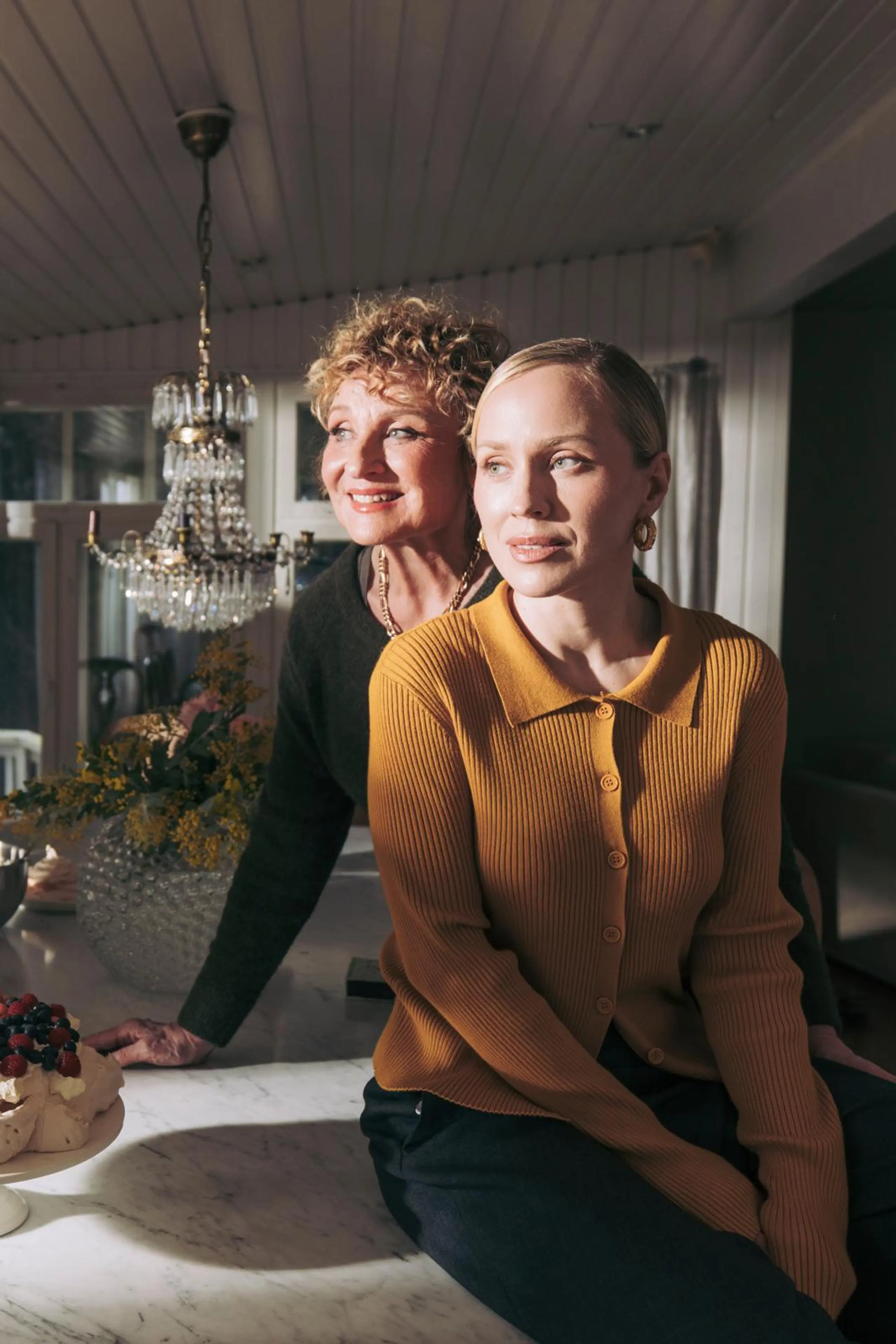 Hanna Sumari ja Kirsikka Sumari istuvat yhdessä pöydän reunalla