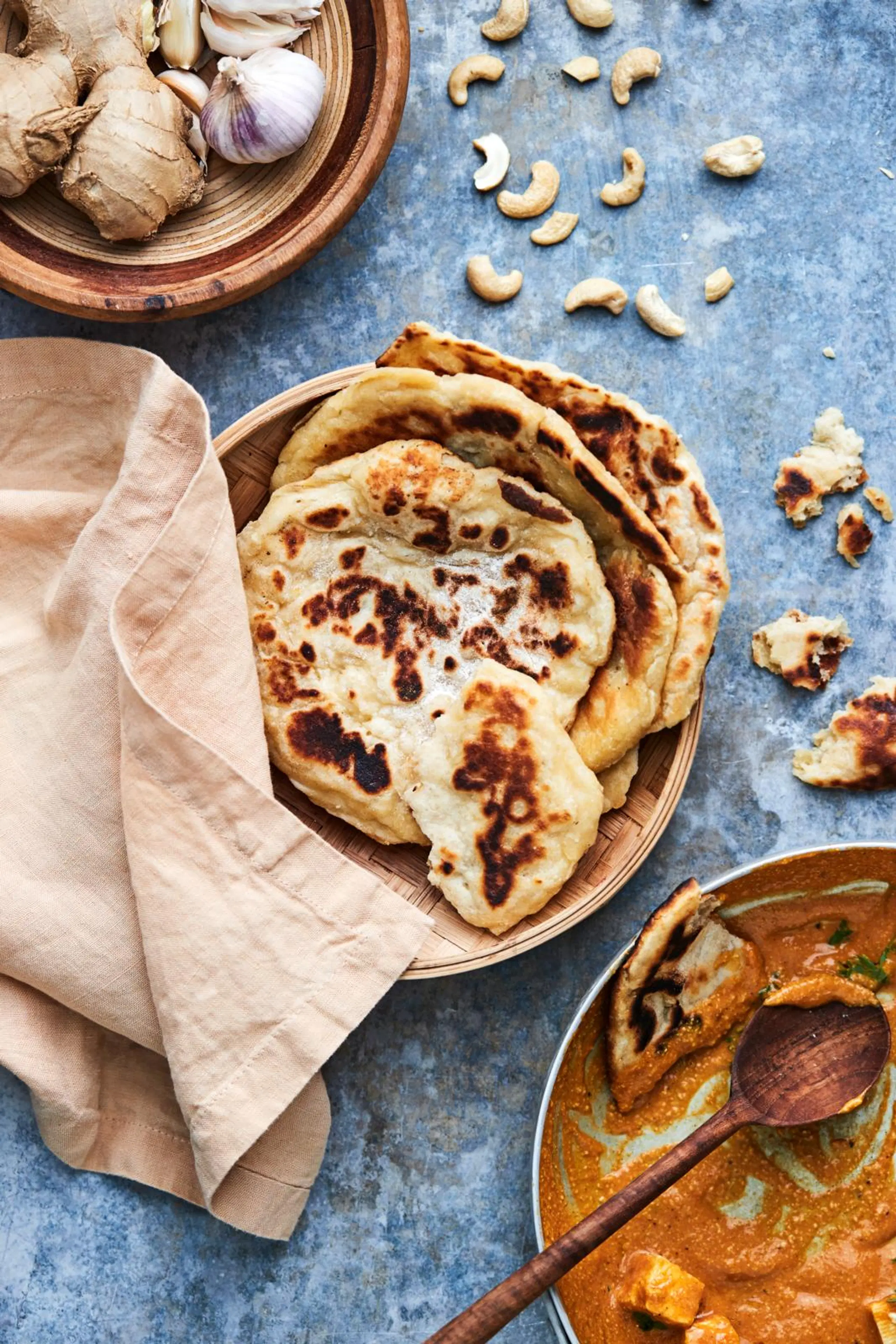 Jogurttipannuleipiä leipäkorissa.