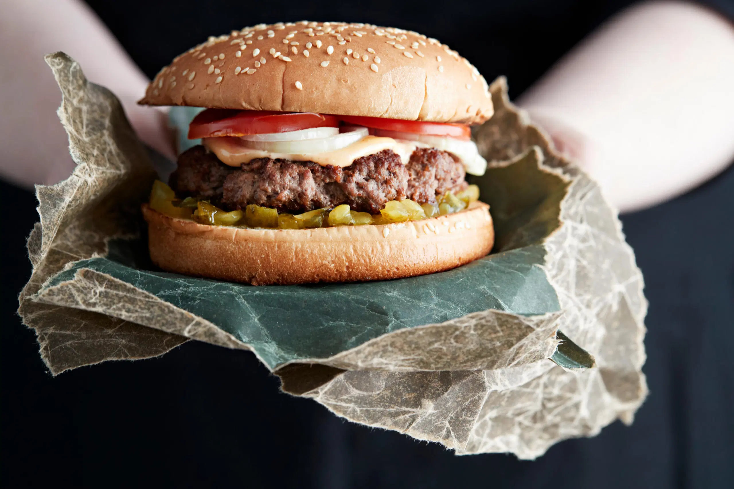 Hampurilainen pihvillä, kurkkusalaatilla, sipulilla ja tomaatilla