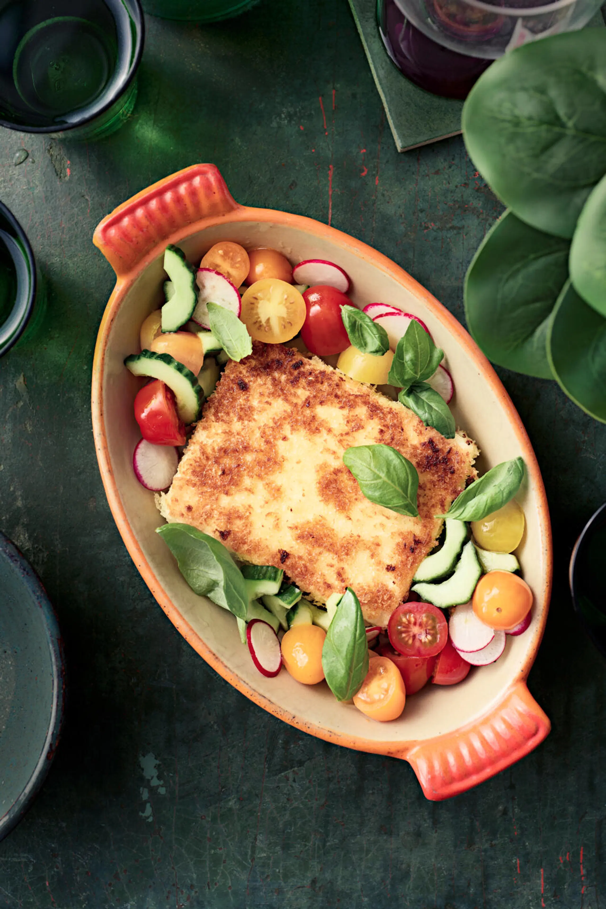 Crispy feta ja tomaatti-retiisisalaatti