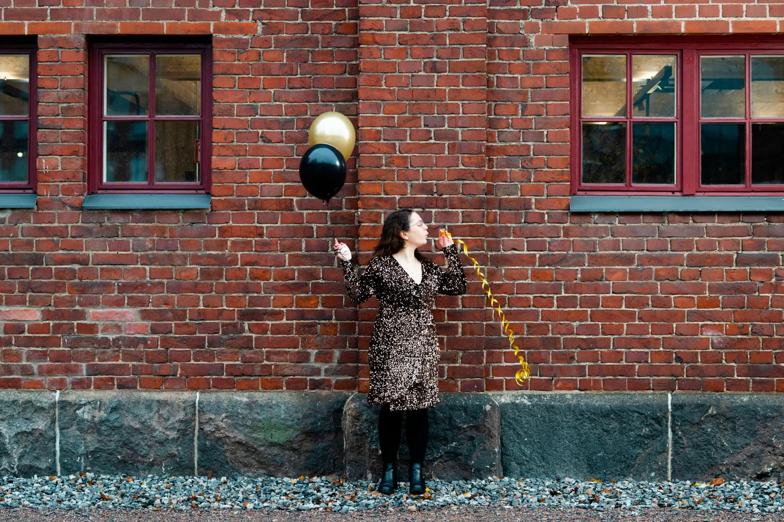 Laura Friman pitelee ilmapalloja.