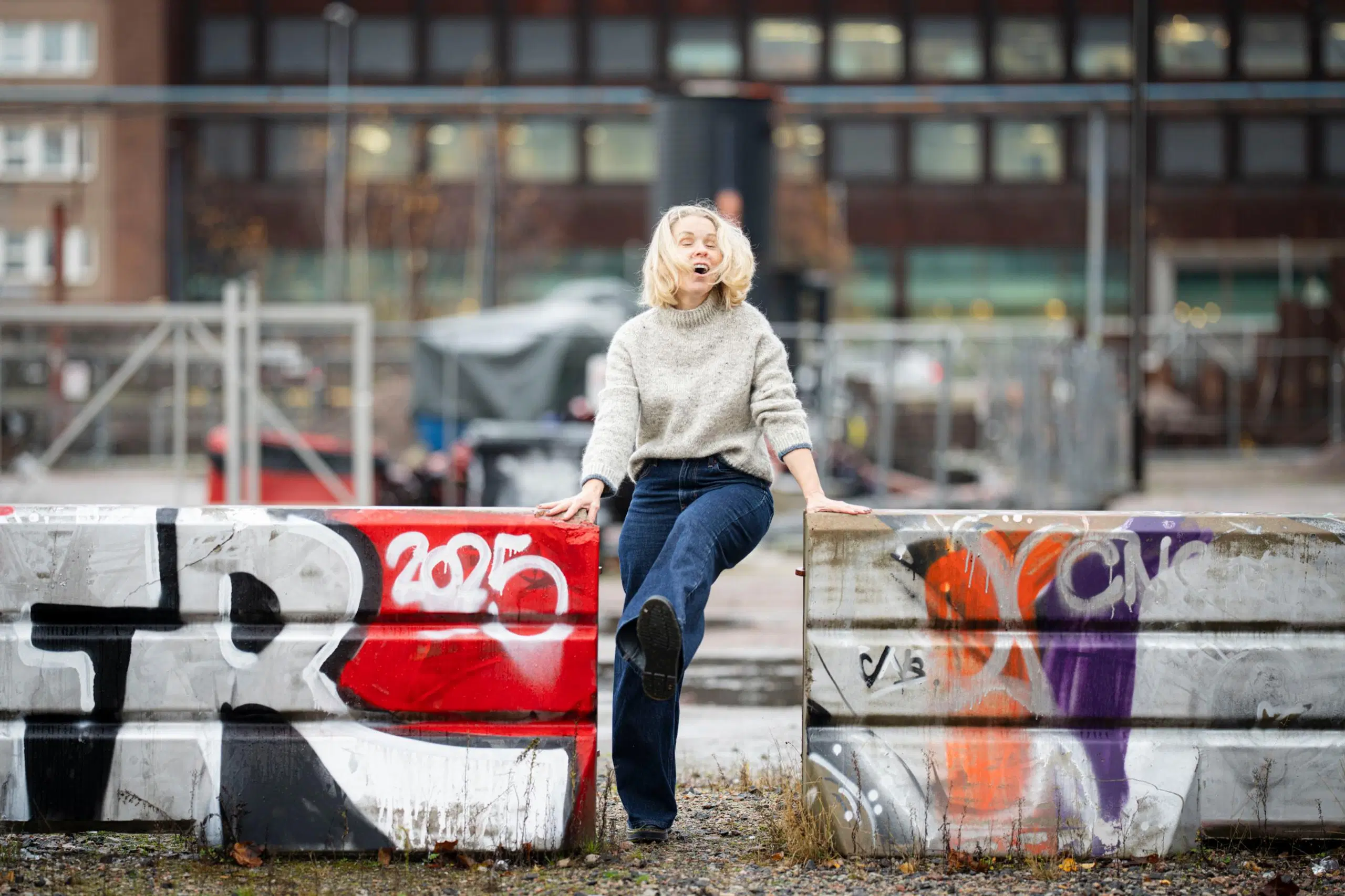 Minna Perovuo päällään harmaa neulepaita.