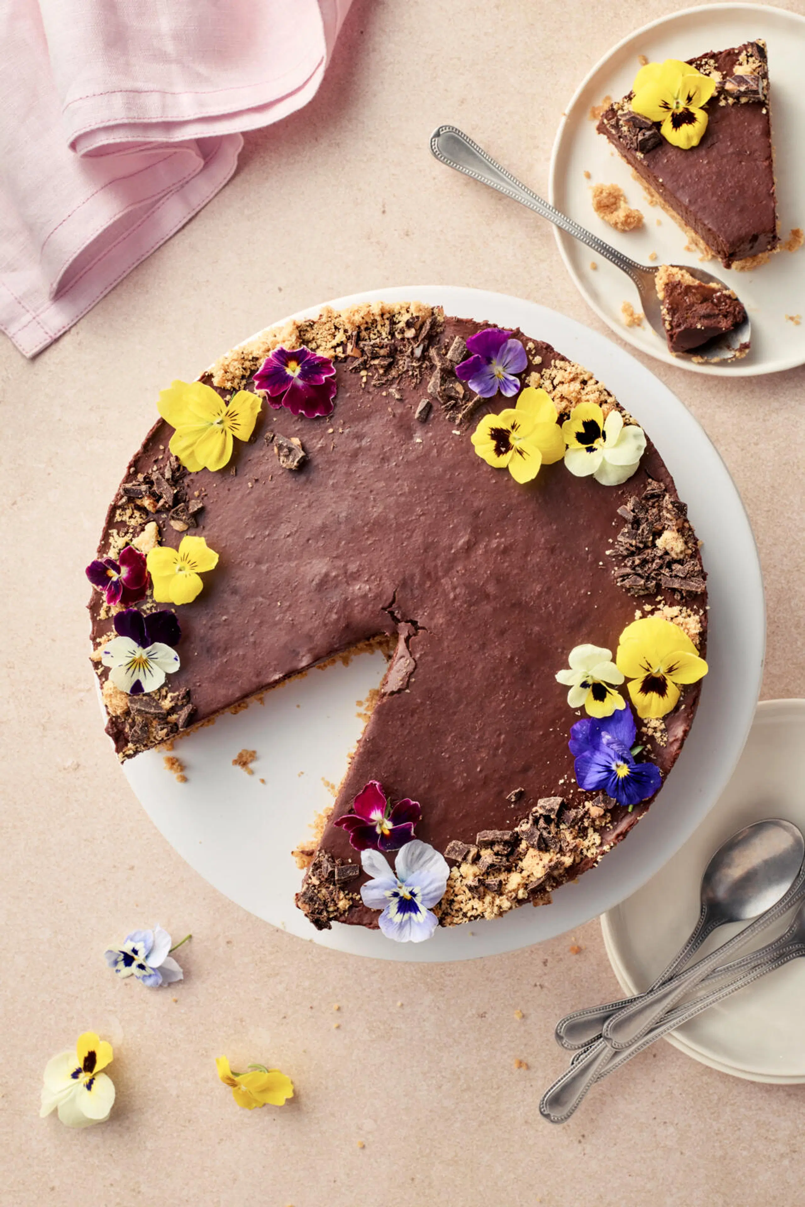 Neljän aineksen suklaa-persikkakakku