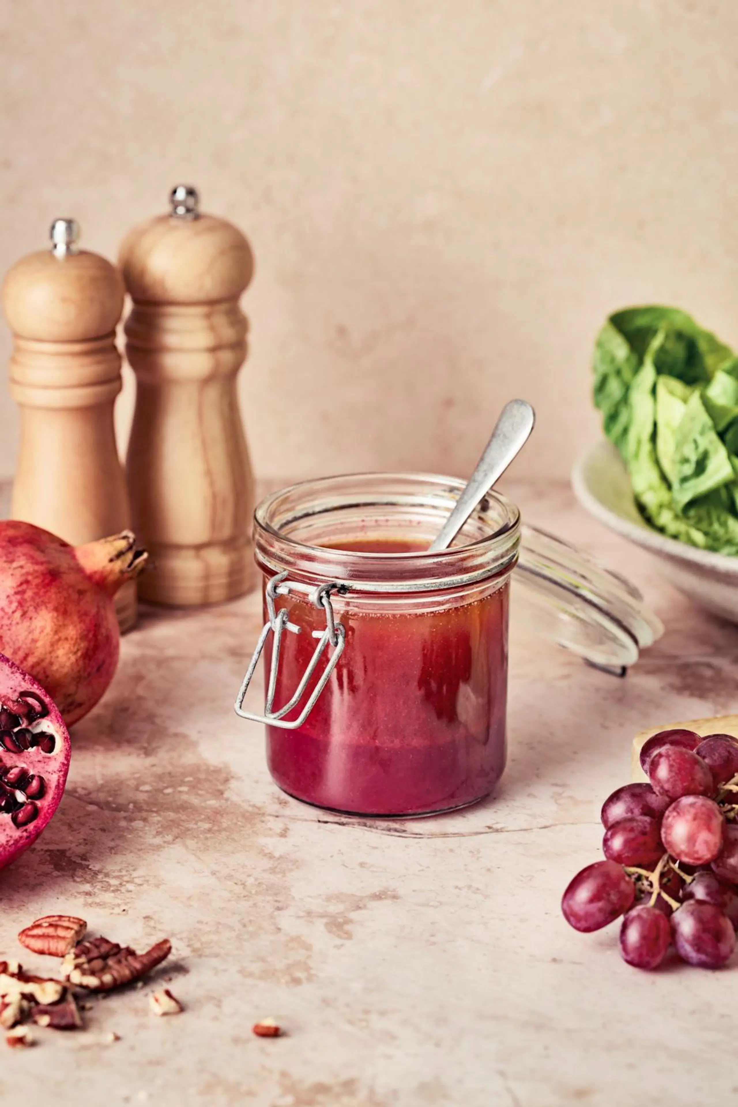 Granaattiomenavinegrettiä purkissa