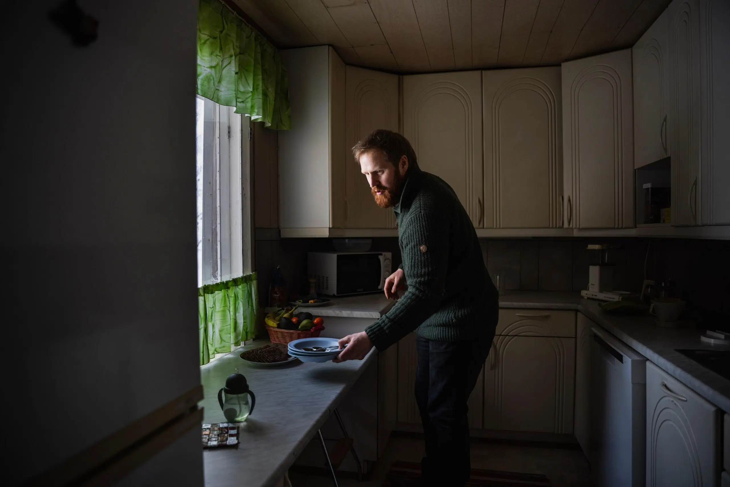 Tommi Manninen keittiössä. Nostaa ruokaa lautaselle.