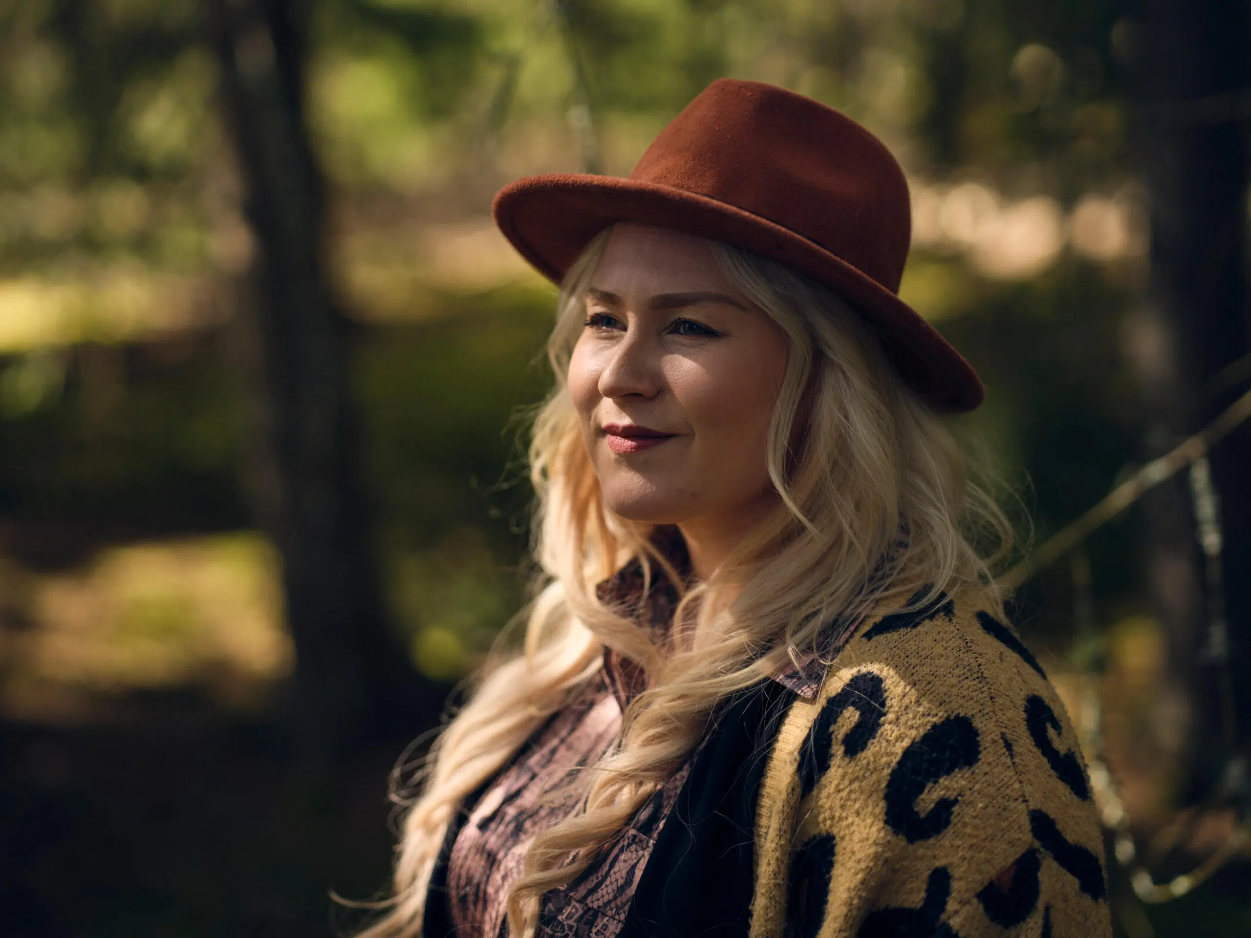 Lähikuva Noora Louhimosta lierihatussaan.