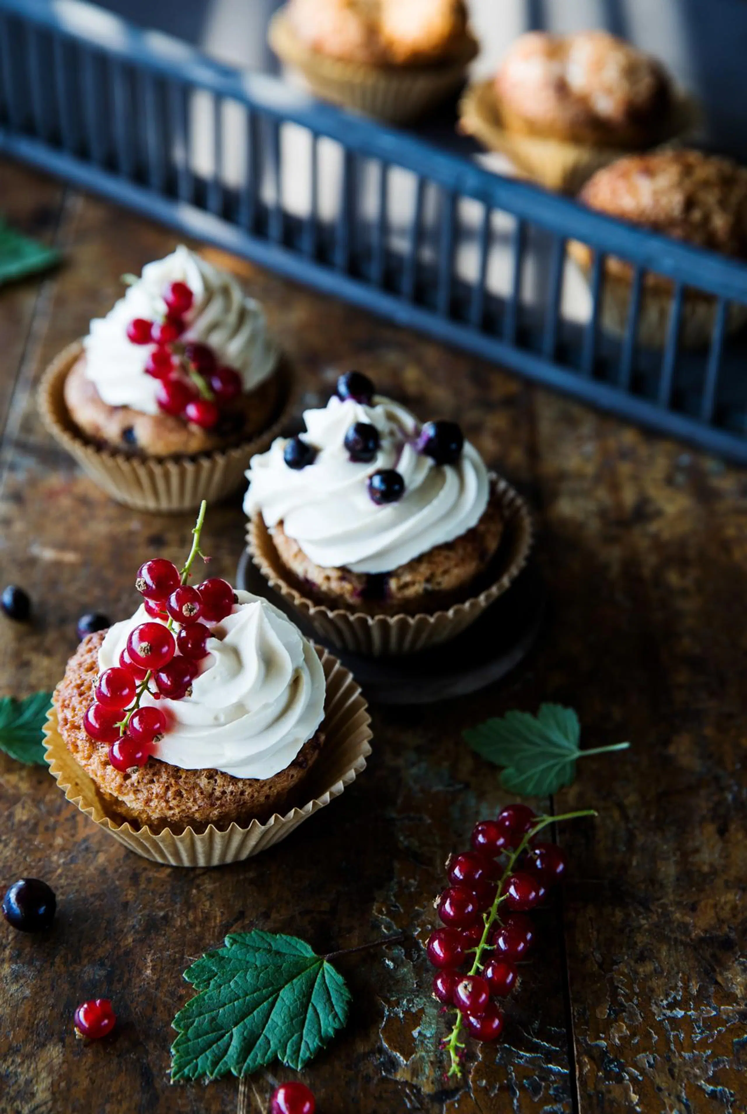 Kinuskirahkalla kuorrutetut herukkamuffinssit