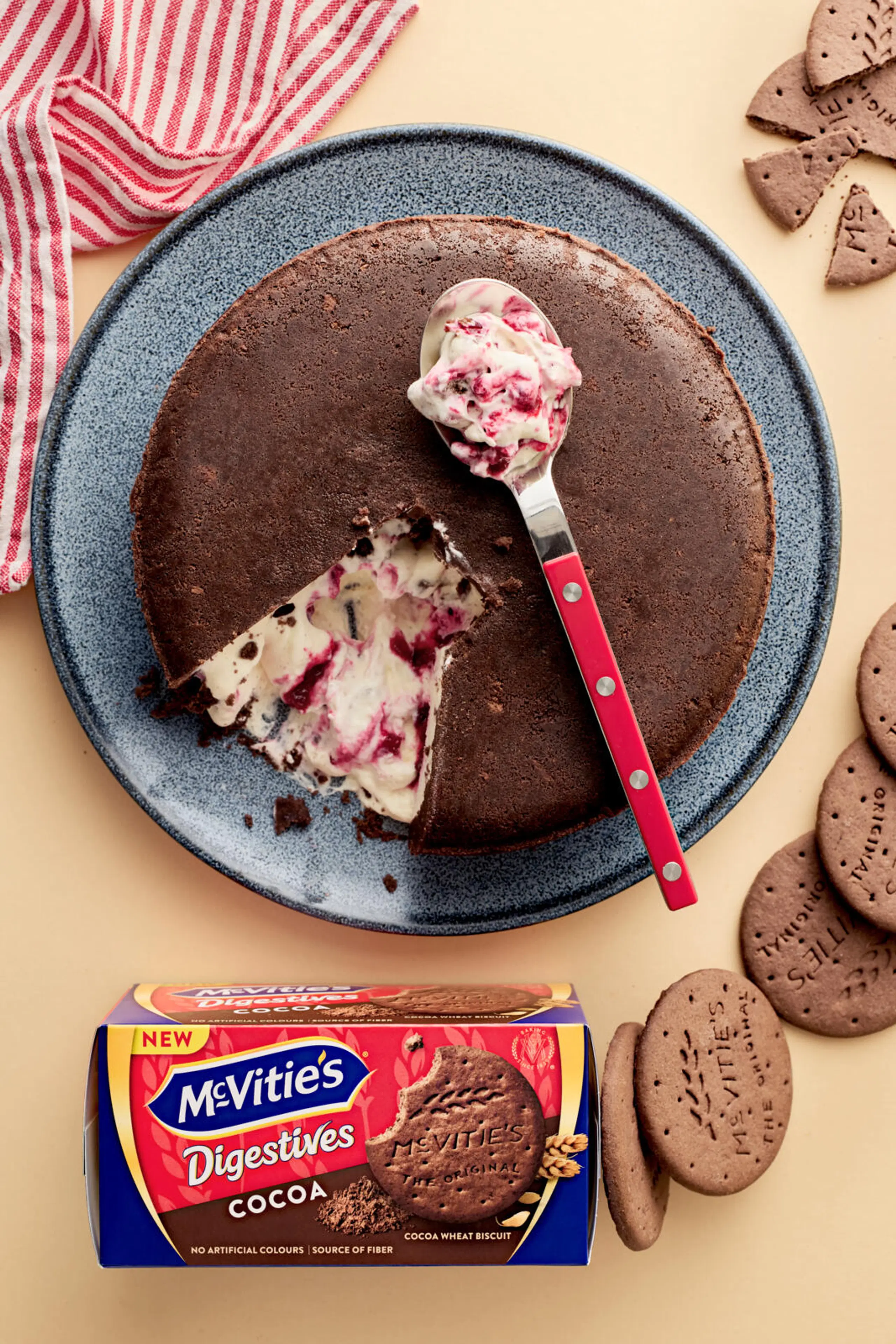 Upside down -juustokakku ja McVitie's diestive cocoa -keksit, pysty.