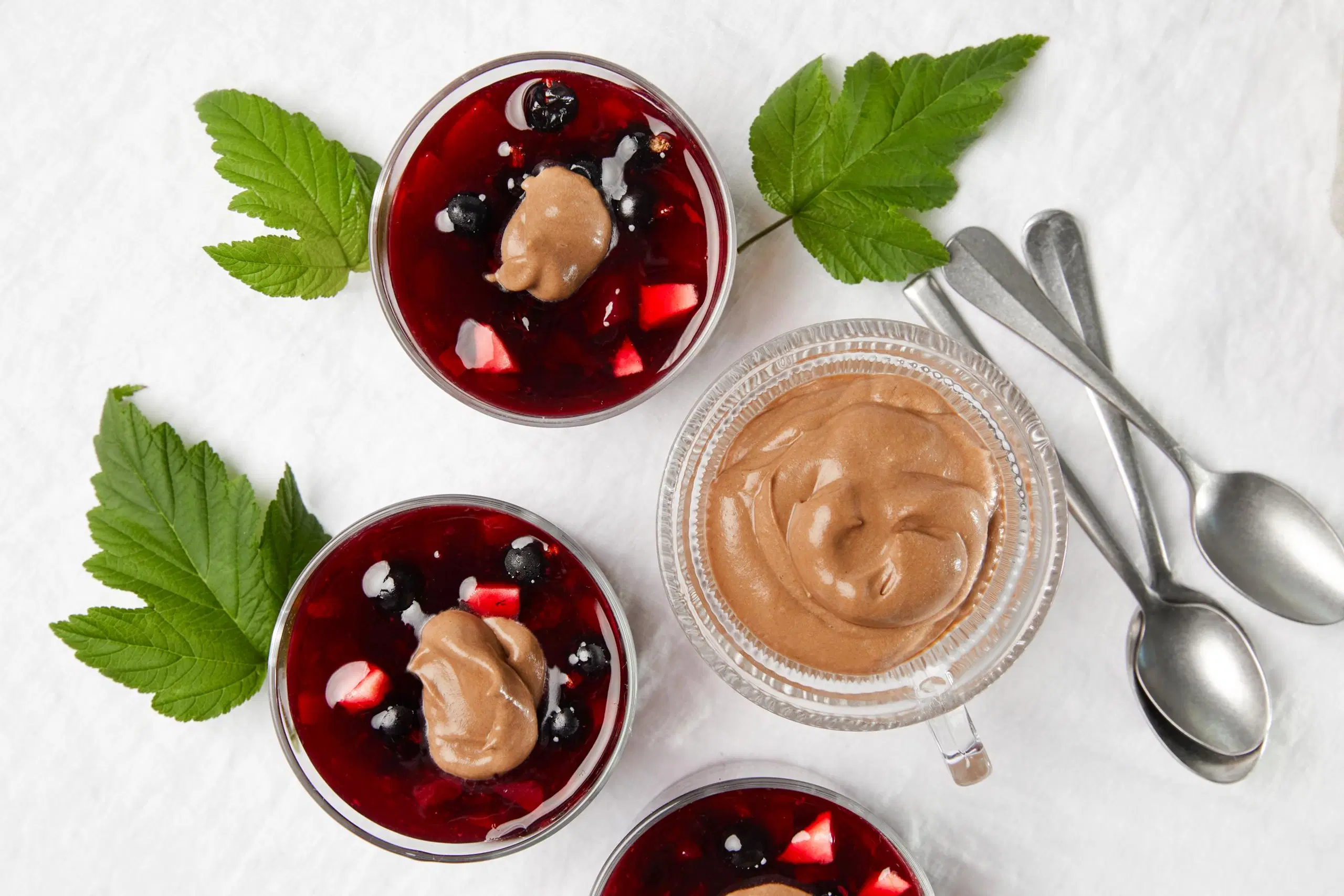 Mustaherukka-päärynäkiisseli ja suklaakermavaahto