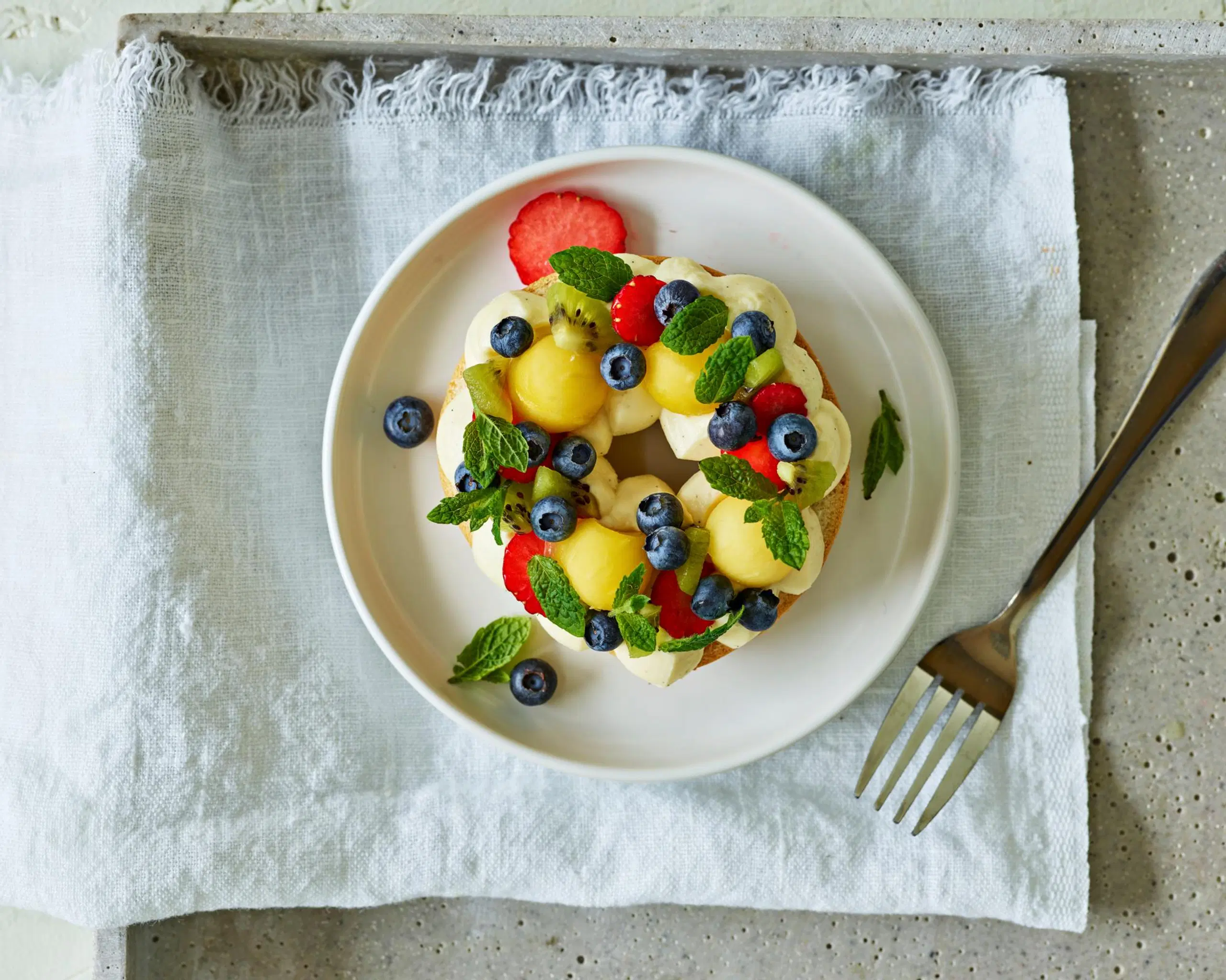 Rinkelileivos tuorejuustolla ja hedelmillä