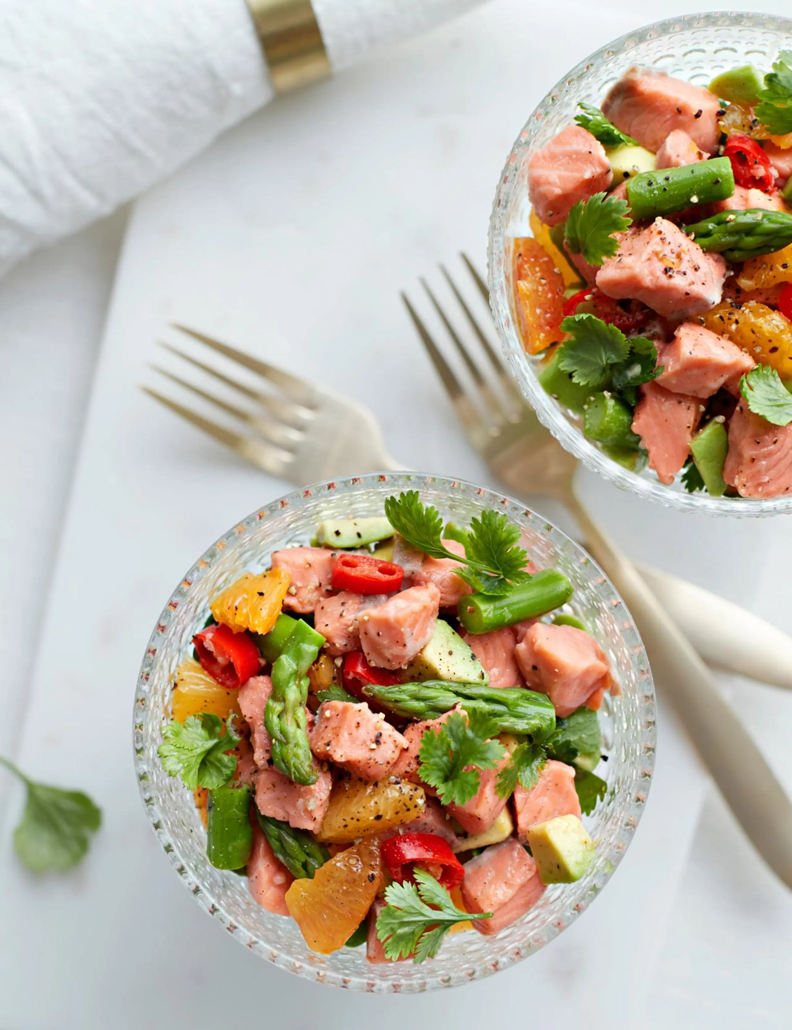 Lime-inkiväärimarinoitua lohta ja sitruksista parsasalsaa