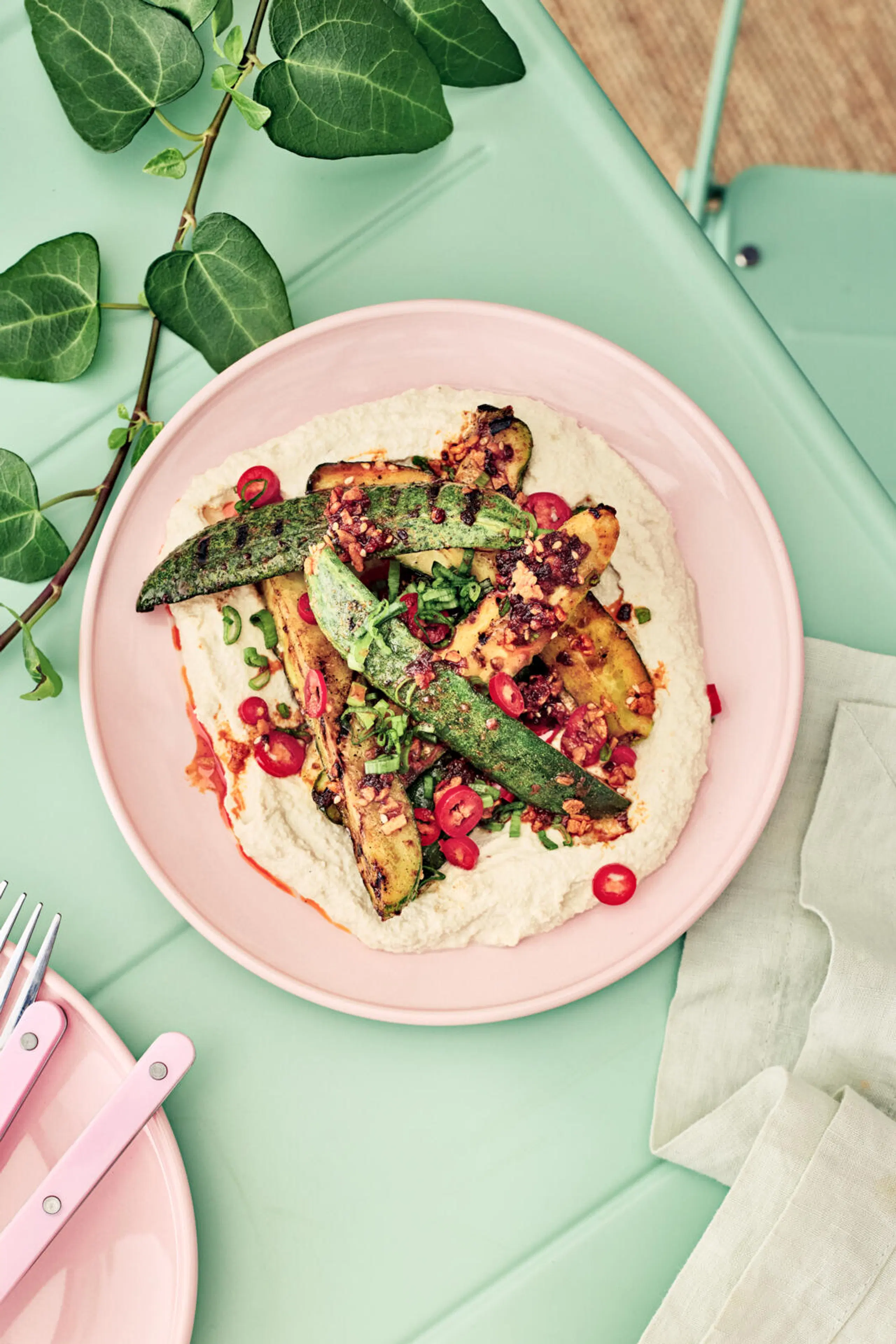 Grillatut avomaankurkut ja vatkattu tofu