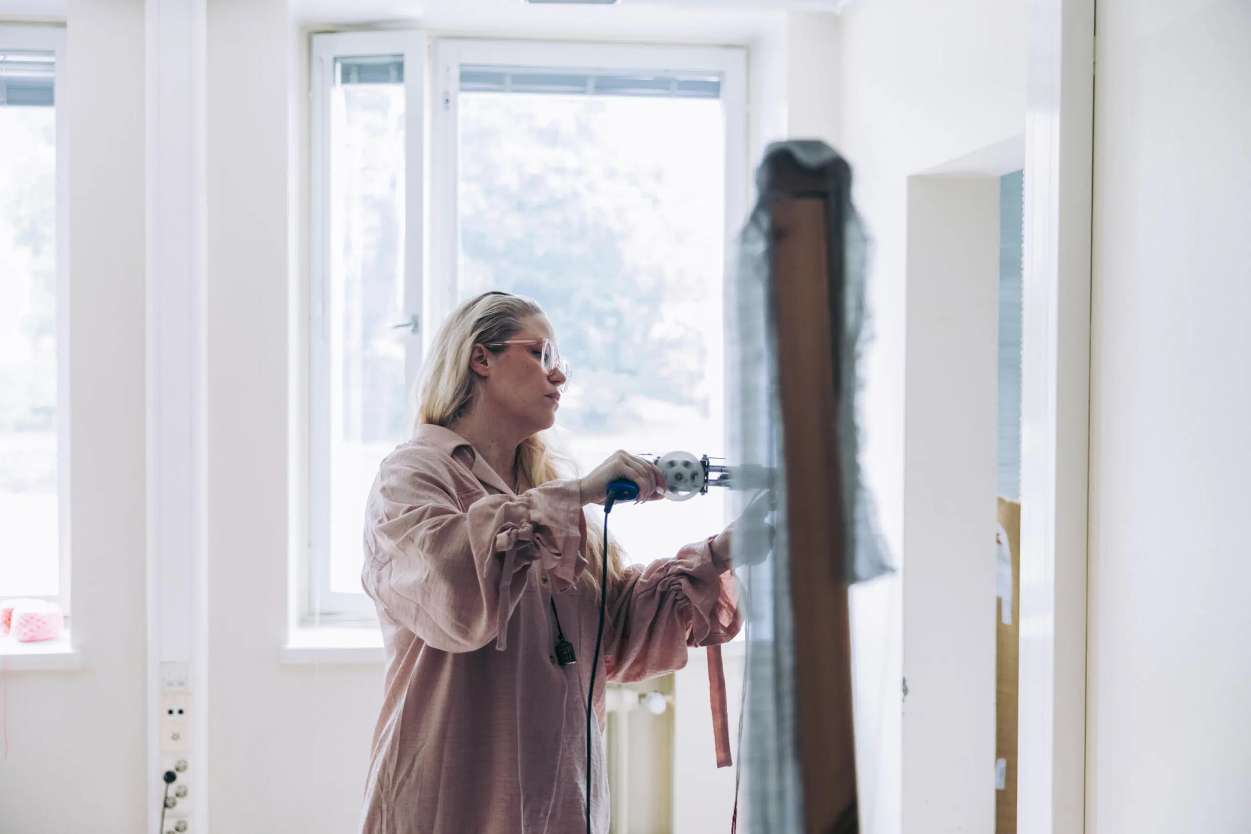 Heidi Linsén työskentelee tuftauspyssyn kanssa.