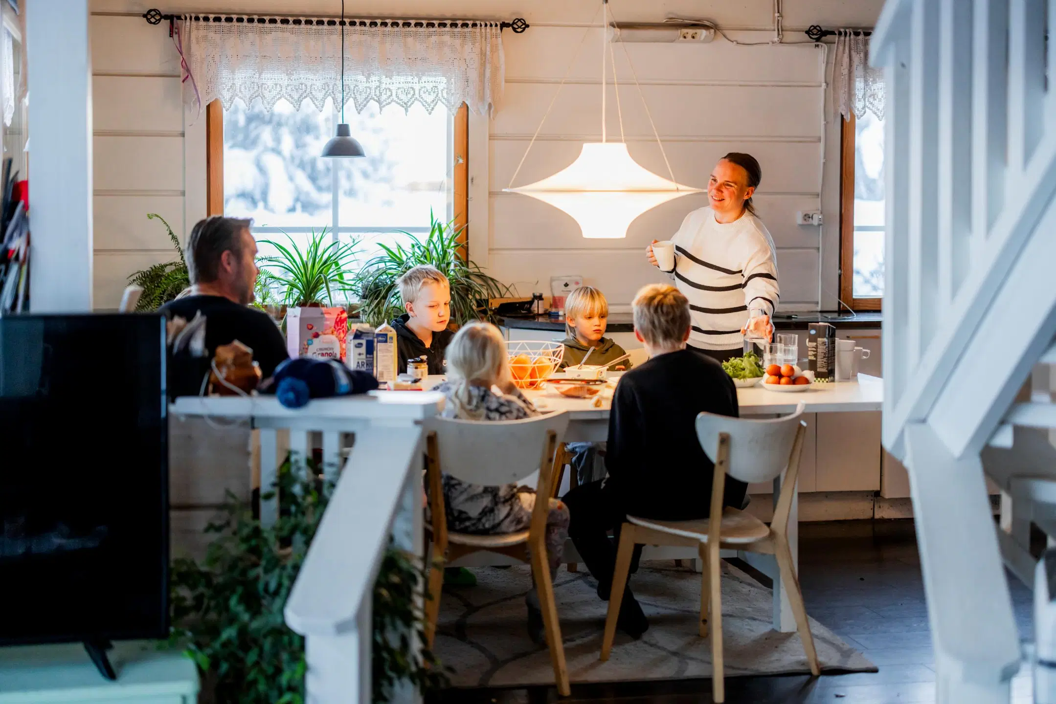 Syrin perhe ruokapöydän ääressä