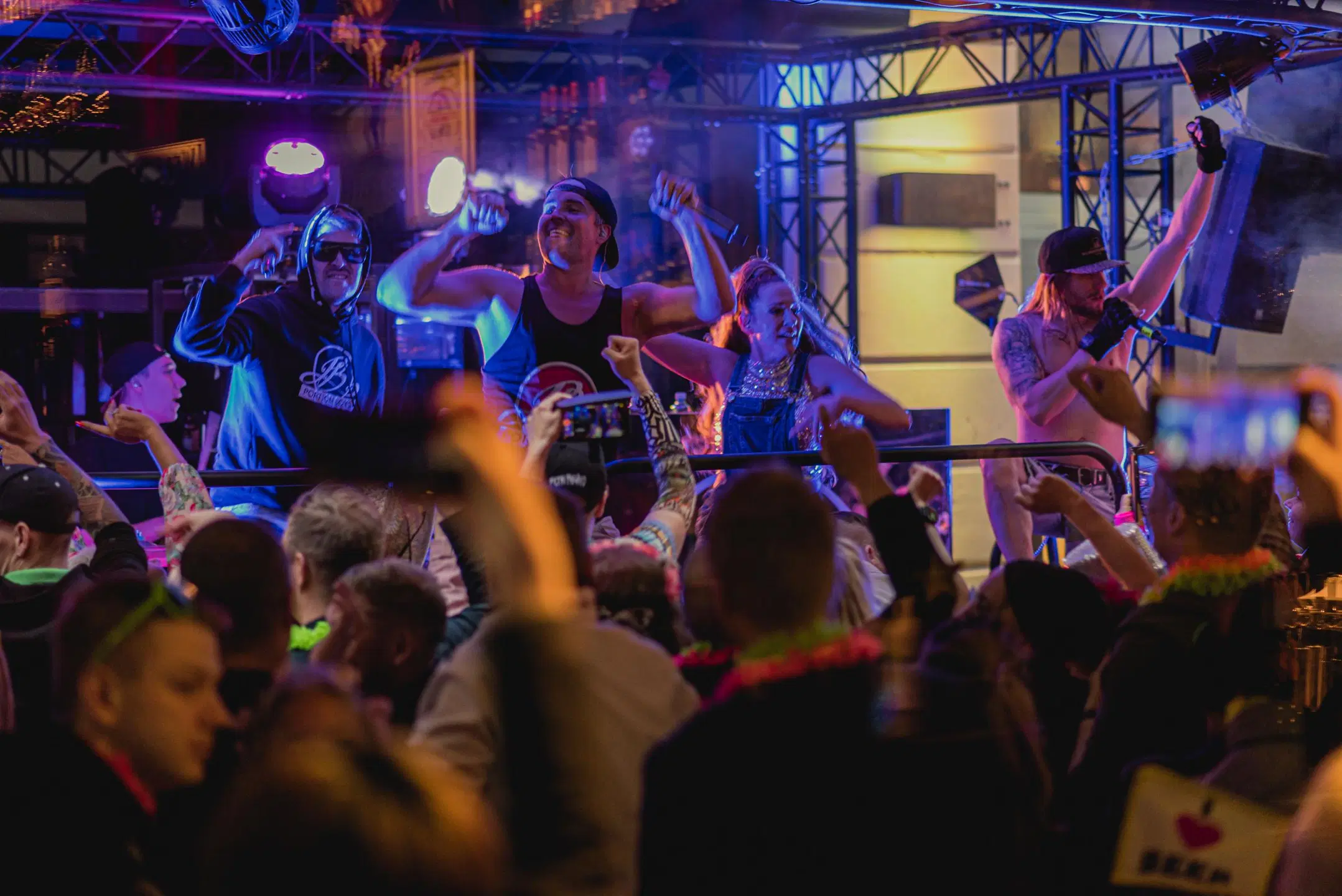 Yhtye Portion Boys keikalla Mummotunnelissa