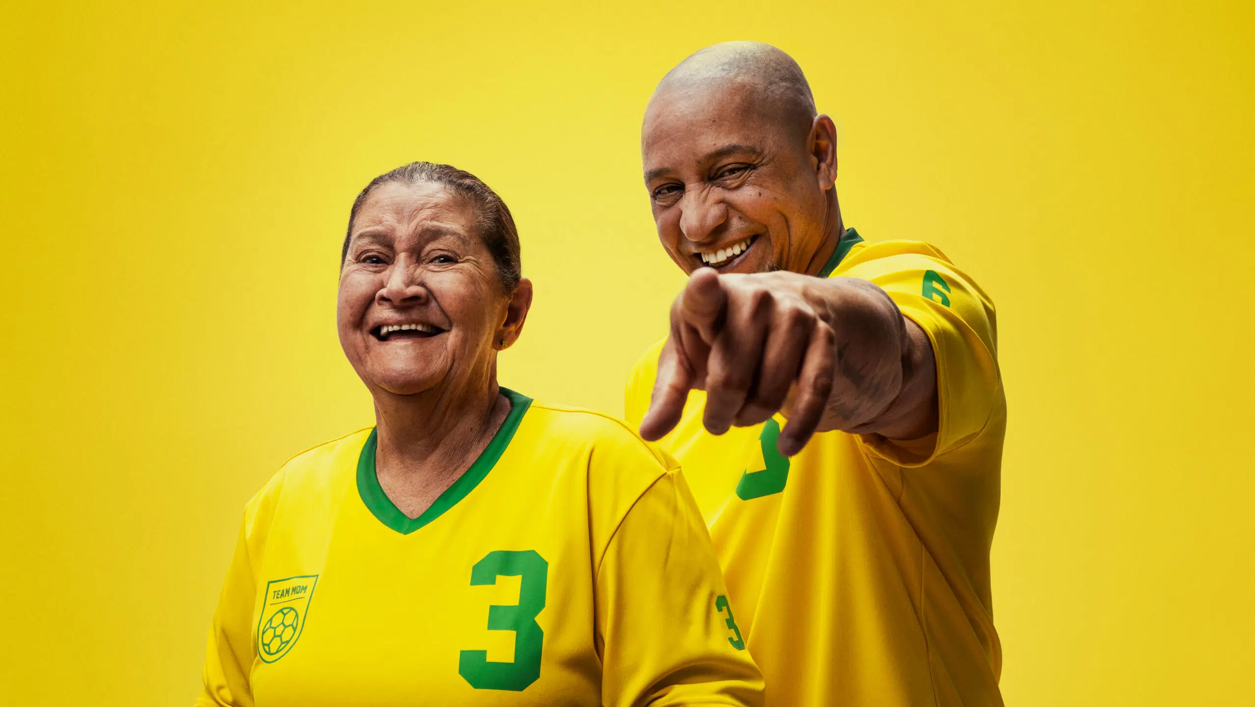 Roberto Carlos äitinsä Veran kanssa, jolla on kädessään ruoka-astia.
