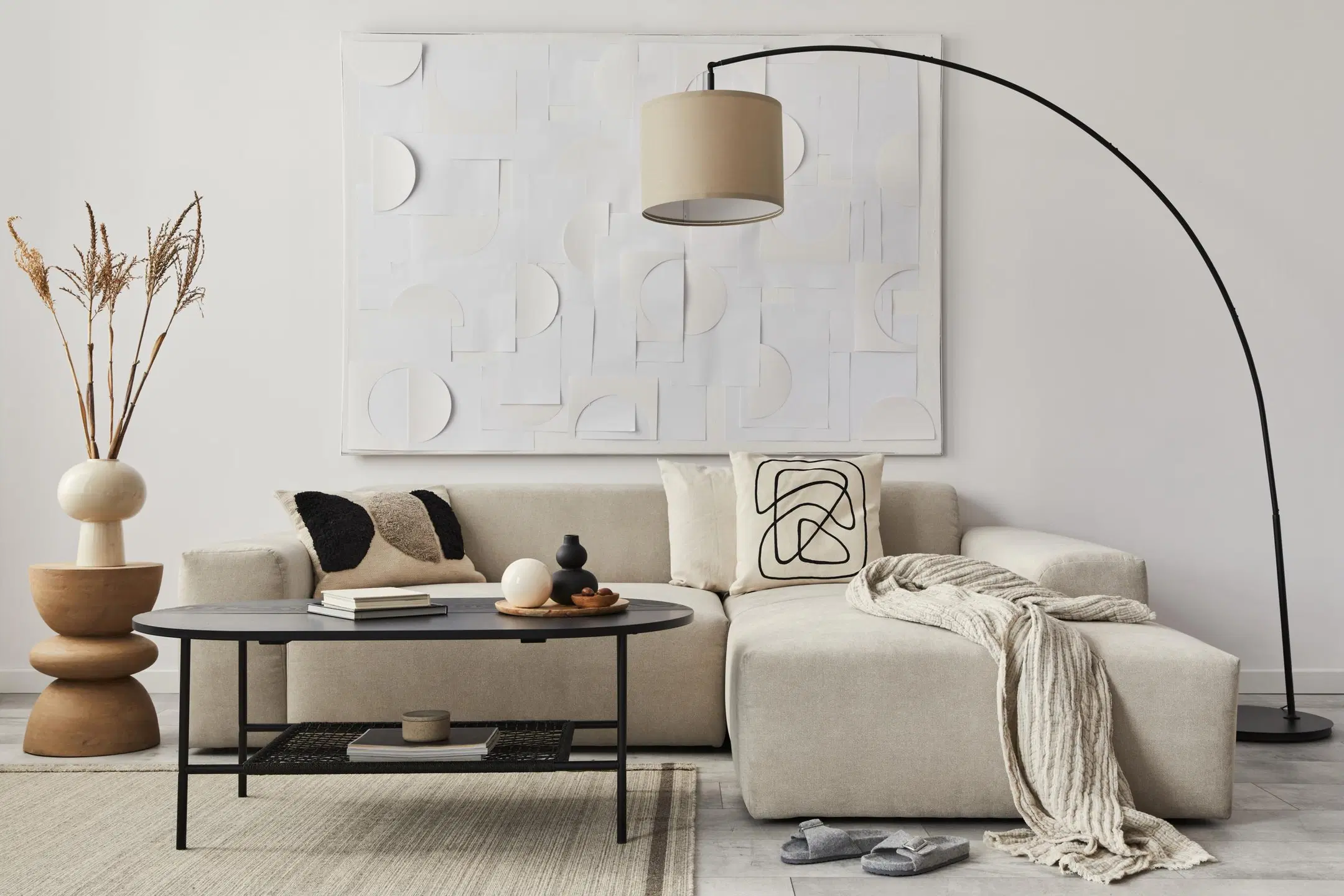 Trendikkäästi sisustettu, vaalea olohuone