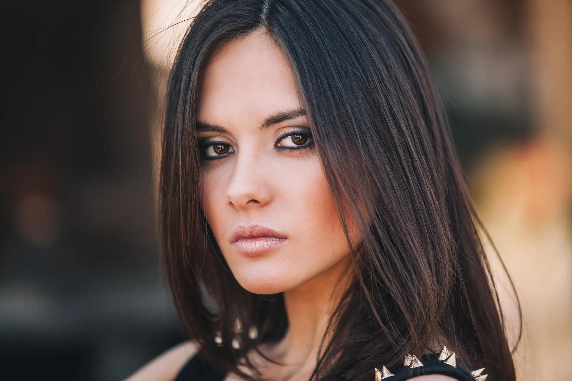 Tummahiuksinen nainen vahvassa meikissä