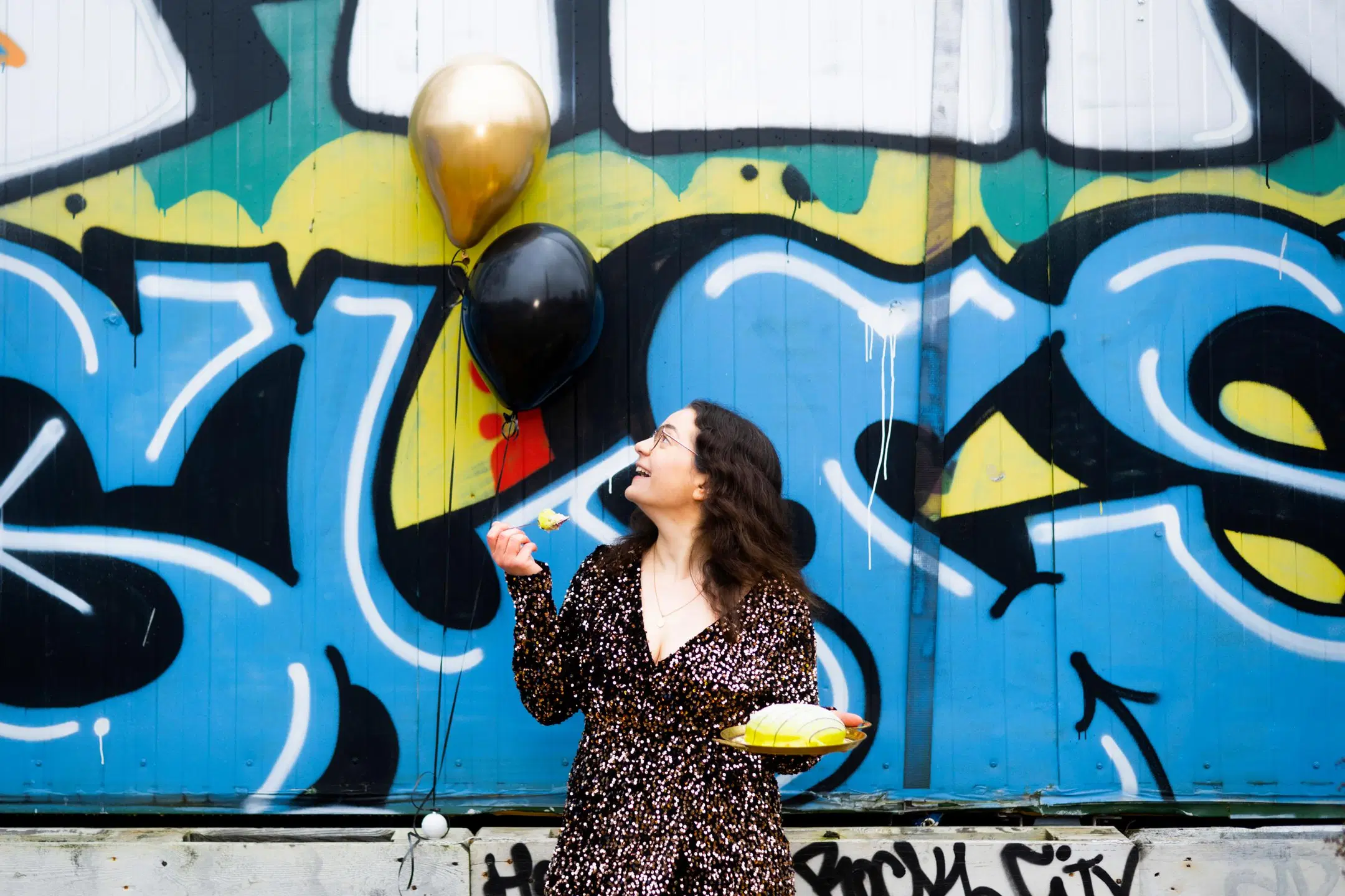 Laura Friman katsoo ilmapalloja.