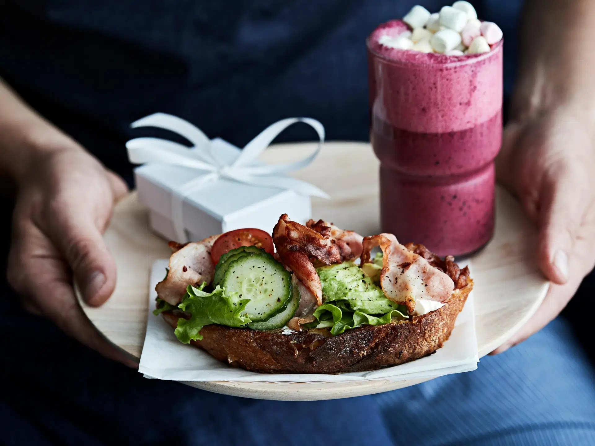 Isänpäiväbrunssille pekonileipä ja mustikkajogurttisooda
