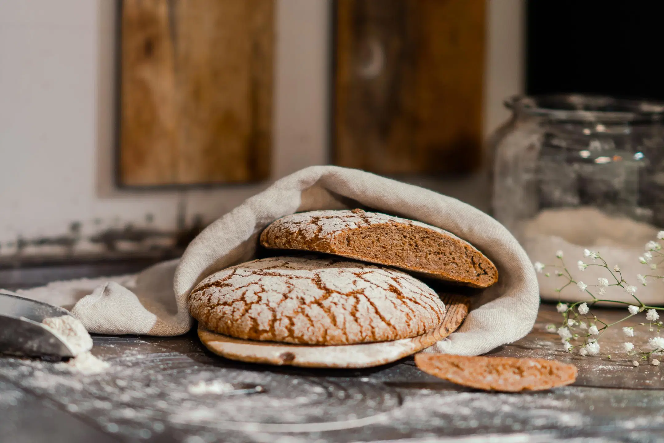 Kaksi rapeakuorista ruisleipää leivinliinaan käärittynä.