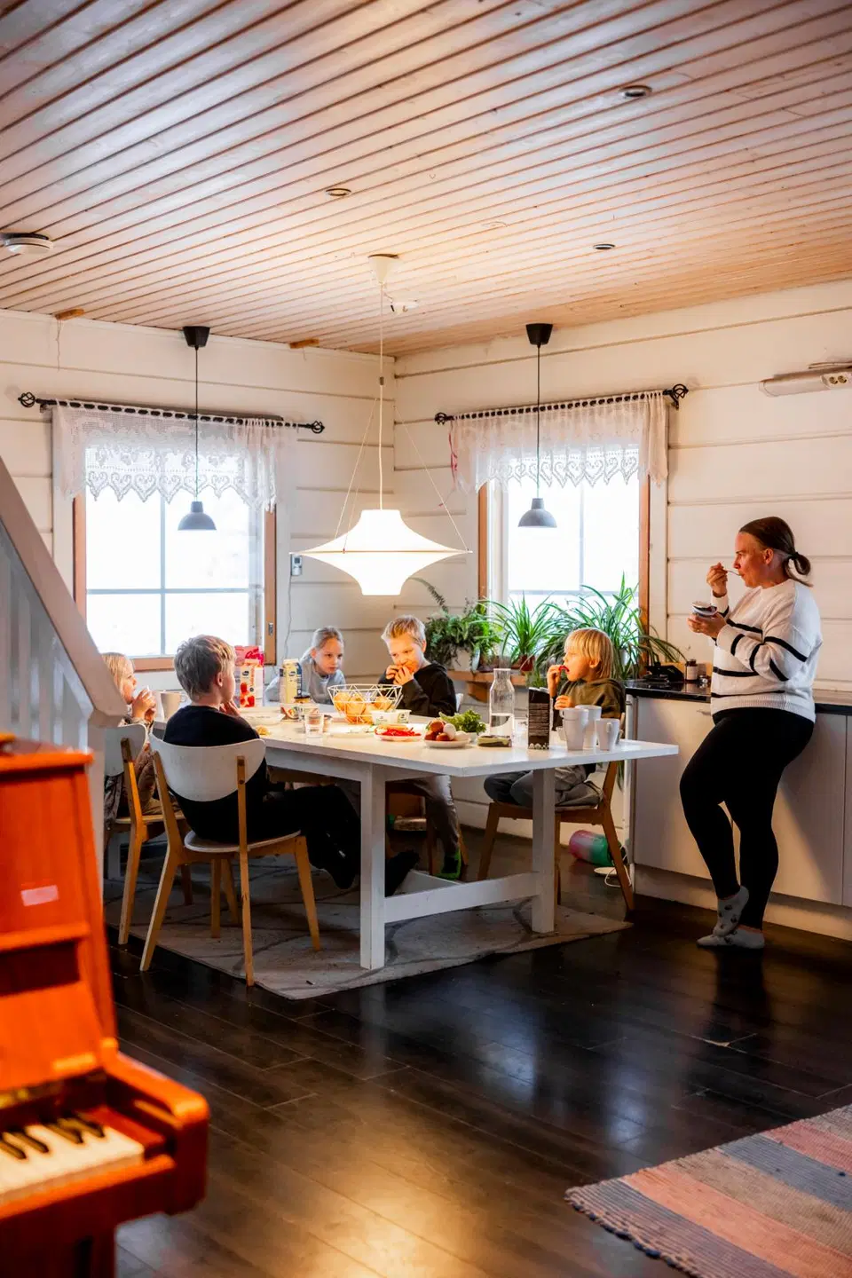 Syrin perhe ruokapöydän ääressä