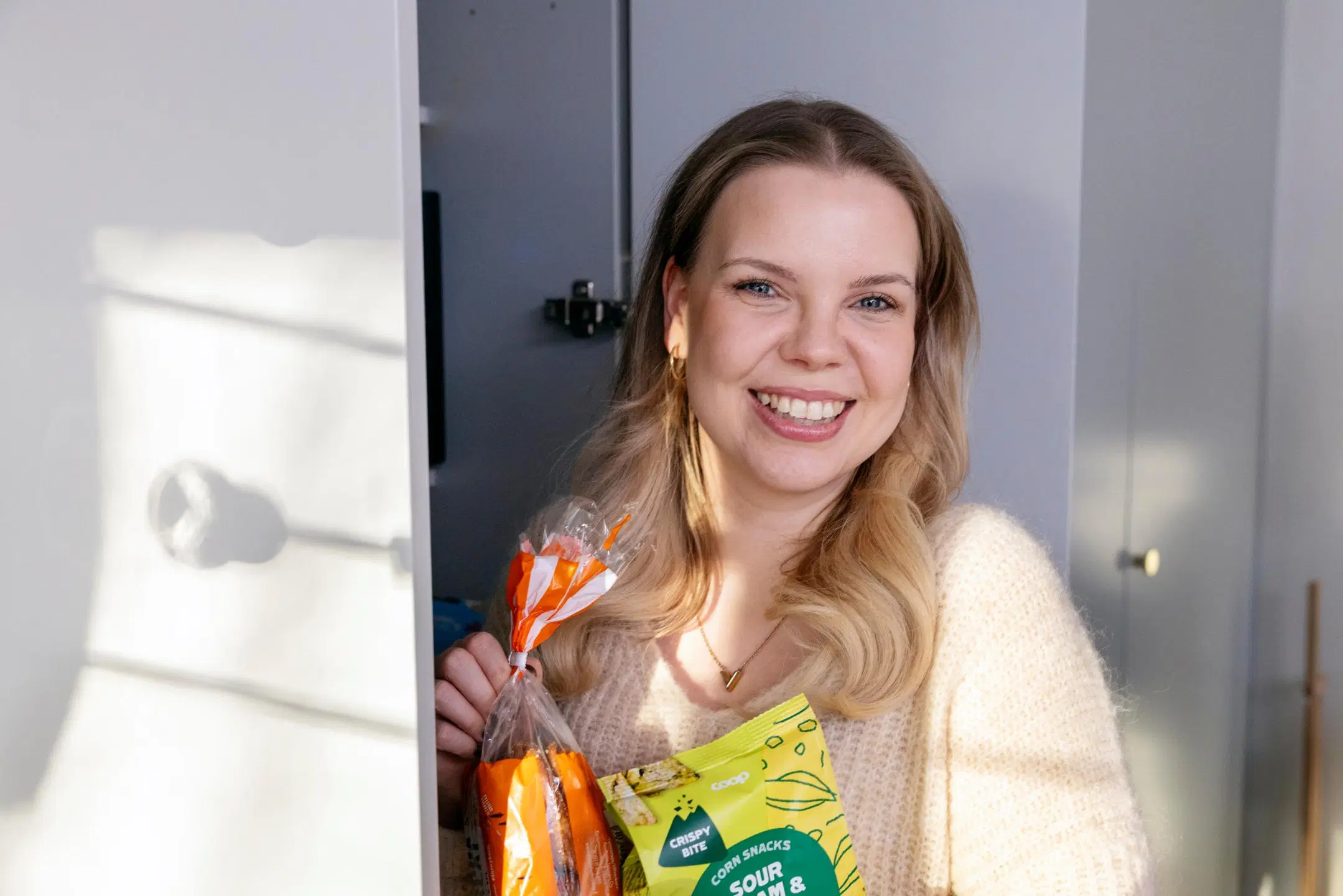 Iina Hyttinen kädessä ruokapaketteja.
