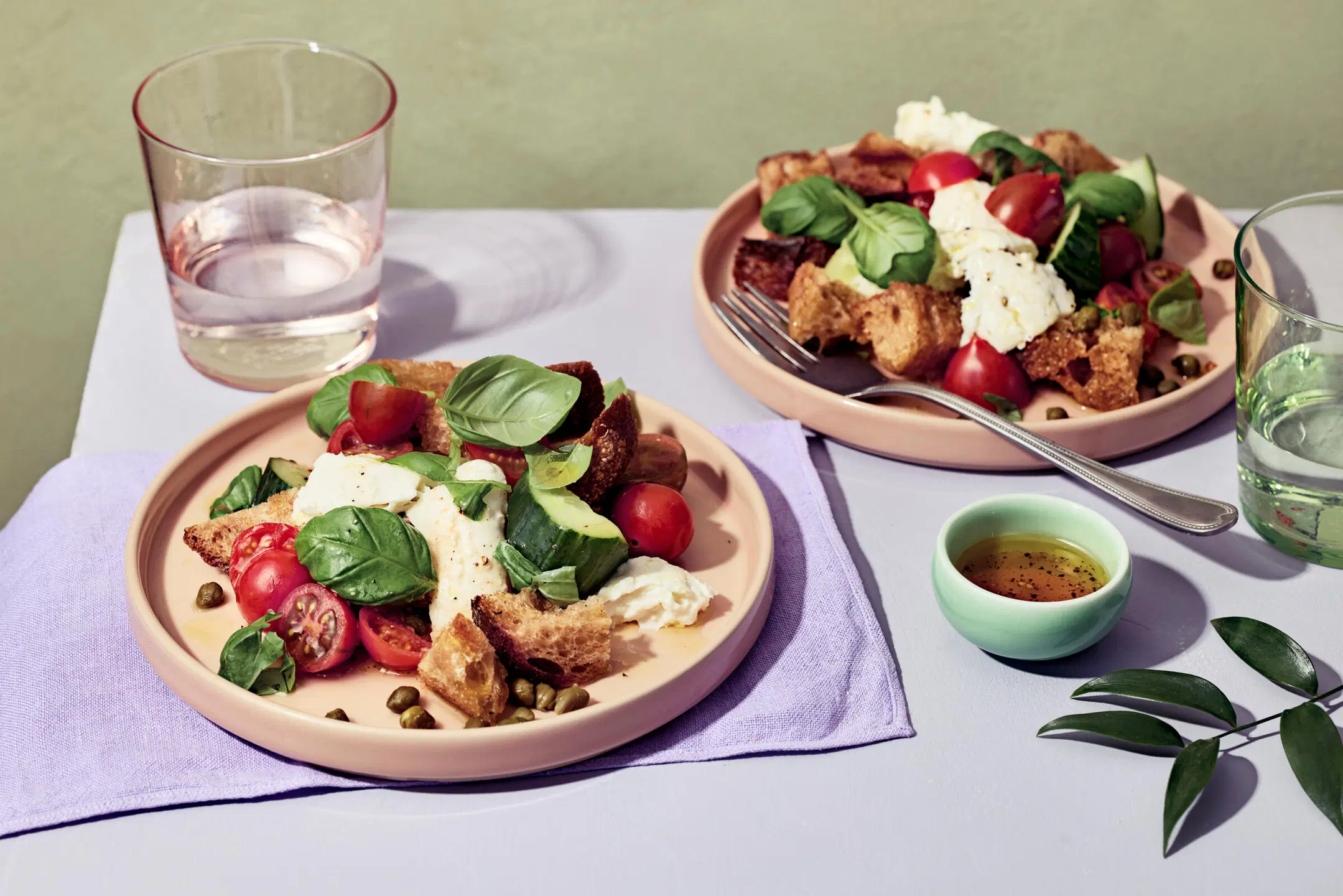 Panzanellasalaatti on ruokaisa salaatti, johon  voi käyttää hävikkileivän. 
