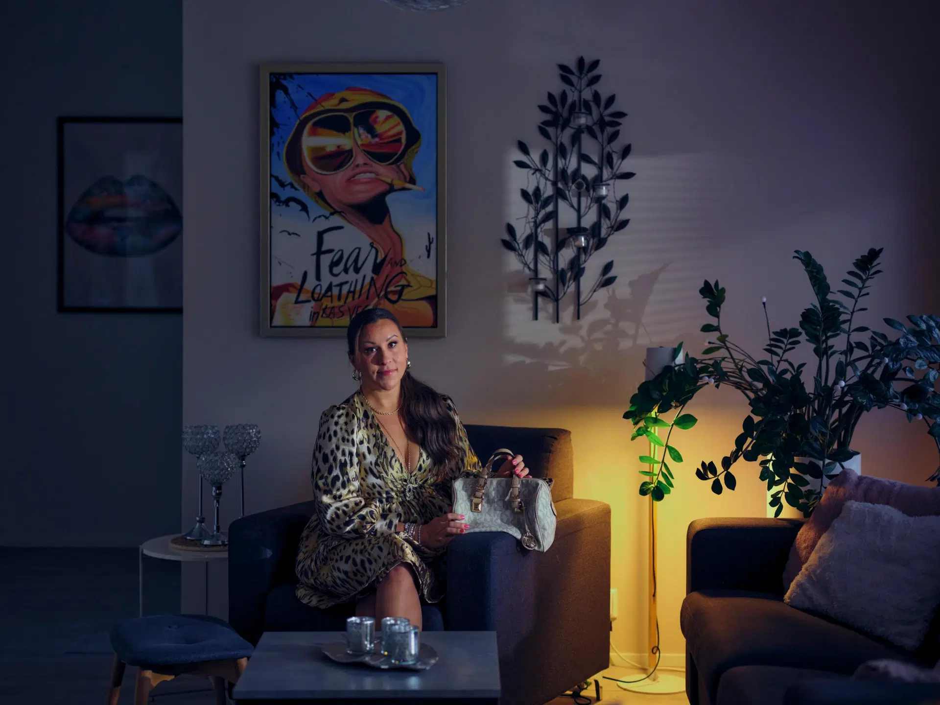 Pauliina istuu kotonaan nojatuolissa ja pitelee laukkua.