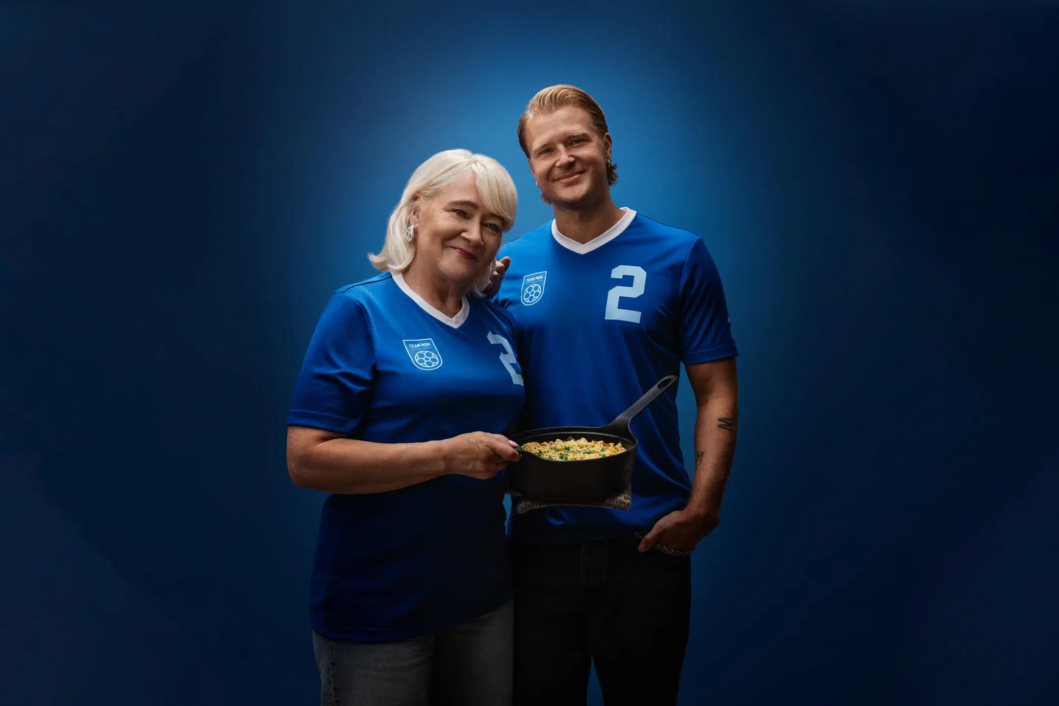 Paulus Arajuuri ja hänen äitinsä Sirja Arajuuri kädessään kaalipata